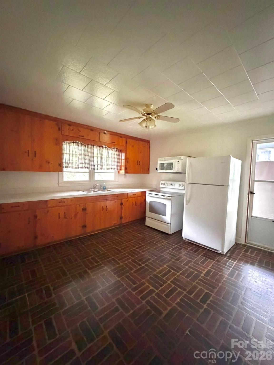 1132 S Rutherford Street Property Photo 4