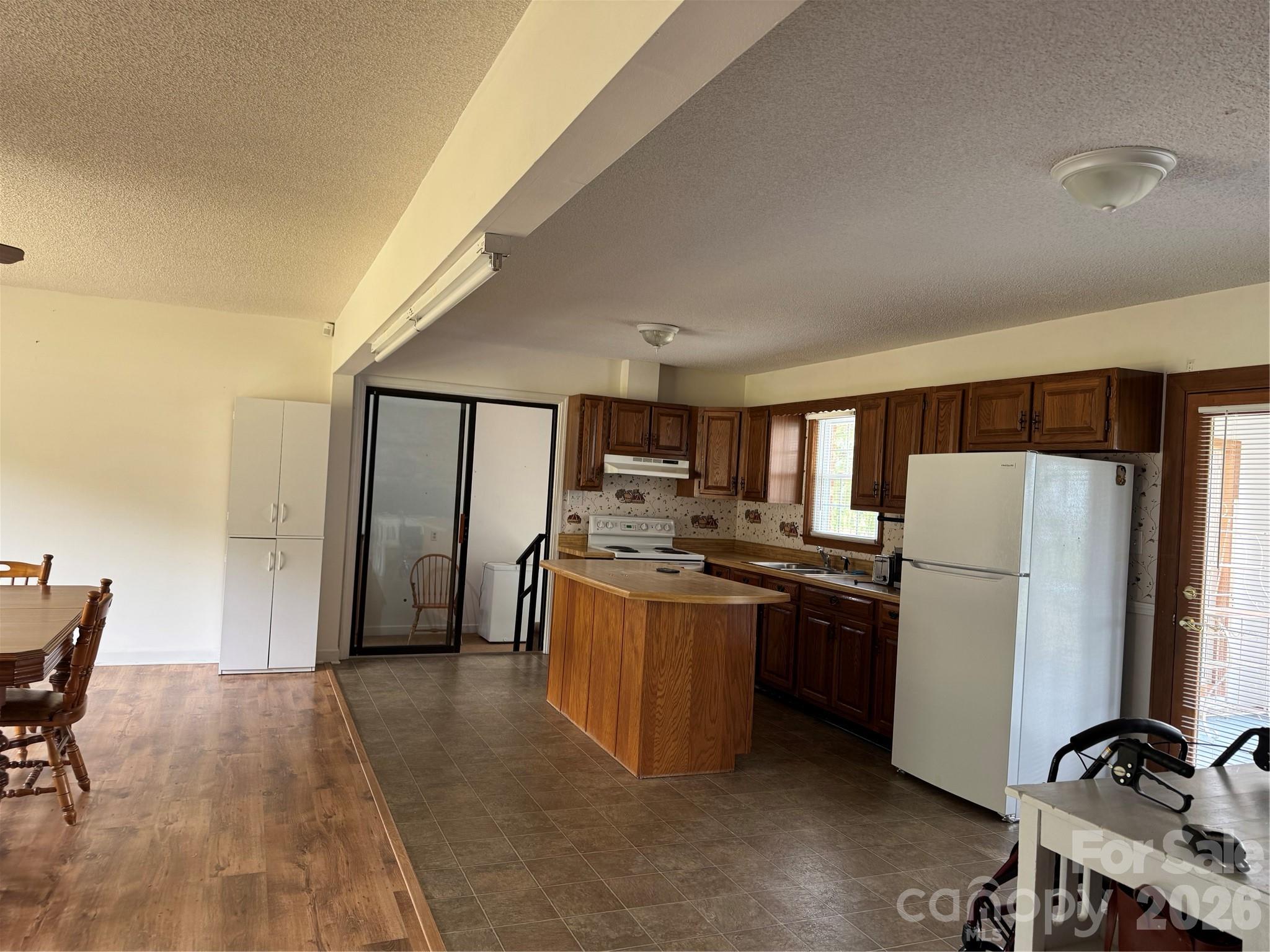 2401 Woodward Mill Road Property Photo 6