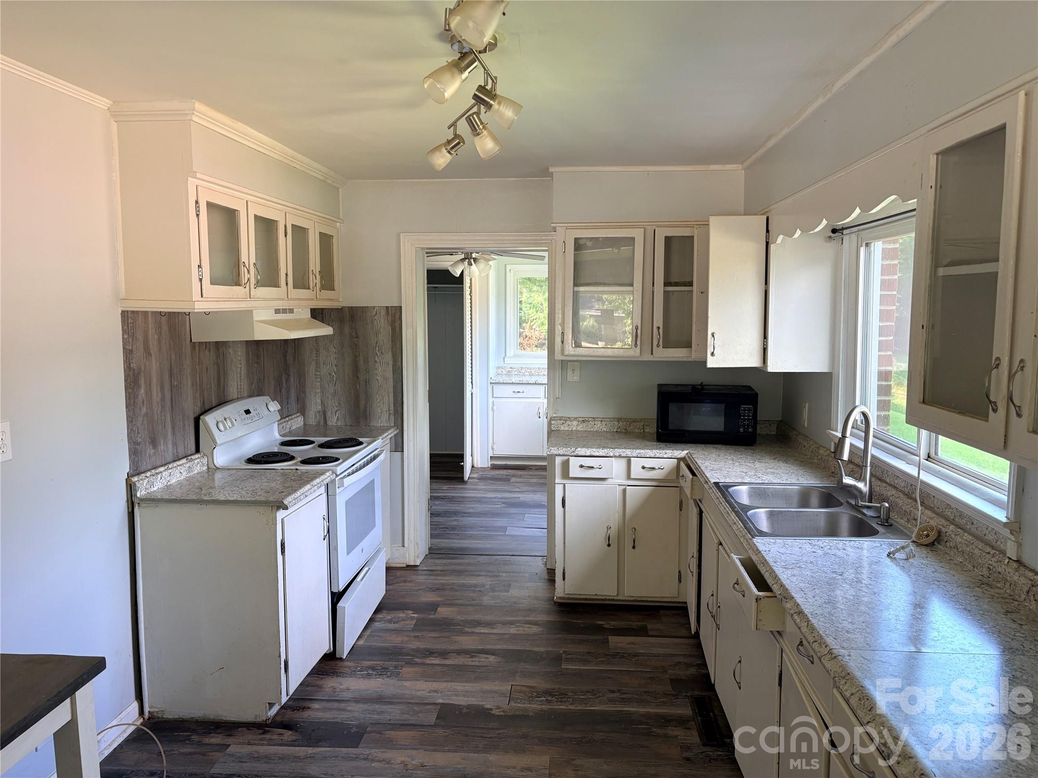 711 Arthur Boulevard Property Photo 4