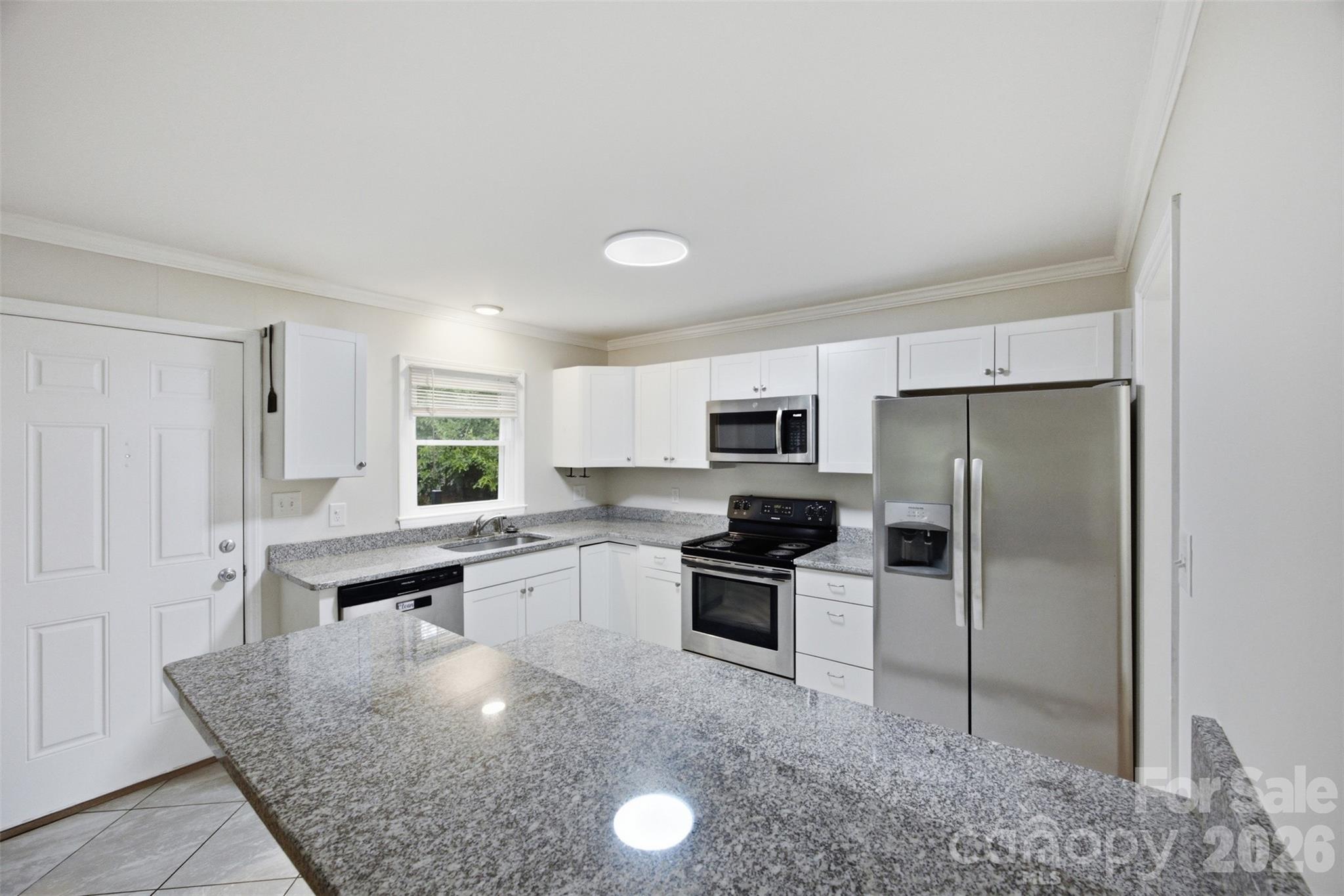 601 Groves Street Property Photo 5