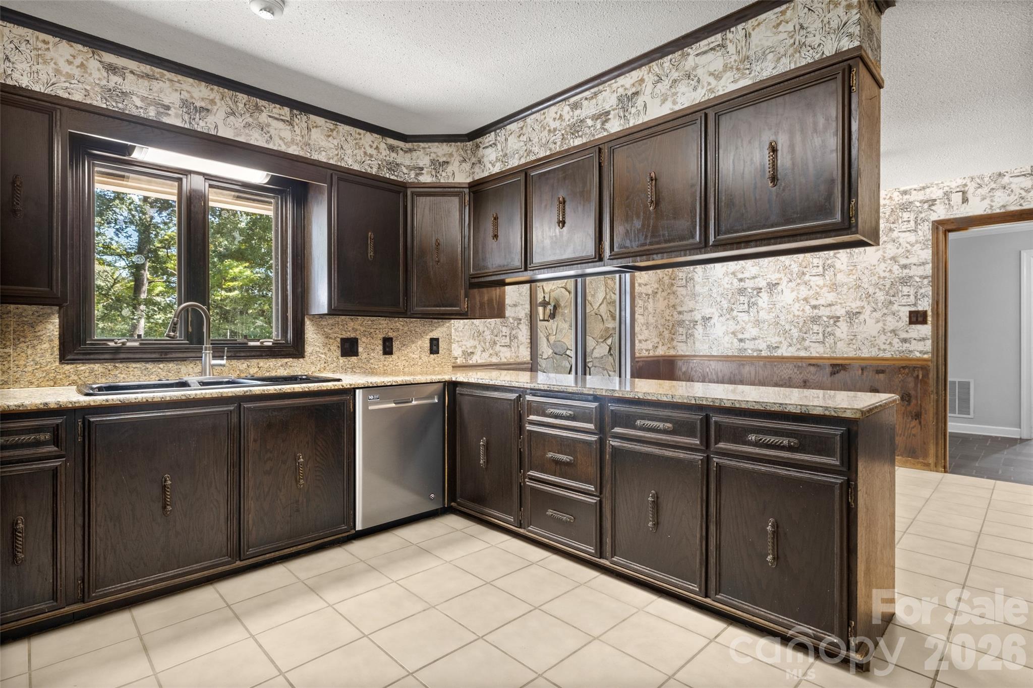 600 Fairway Drive Property Photo 6
