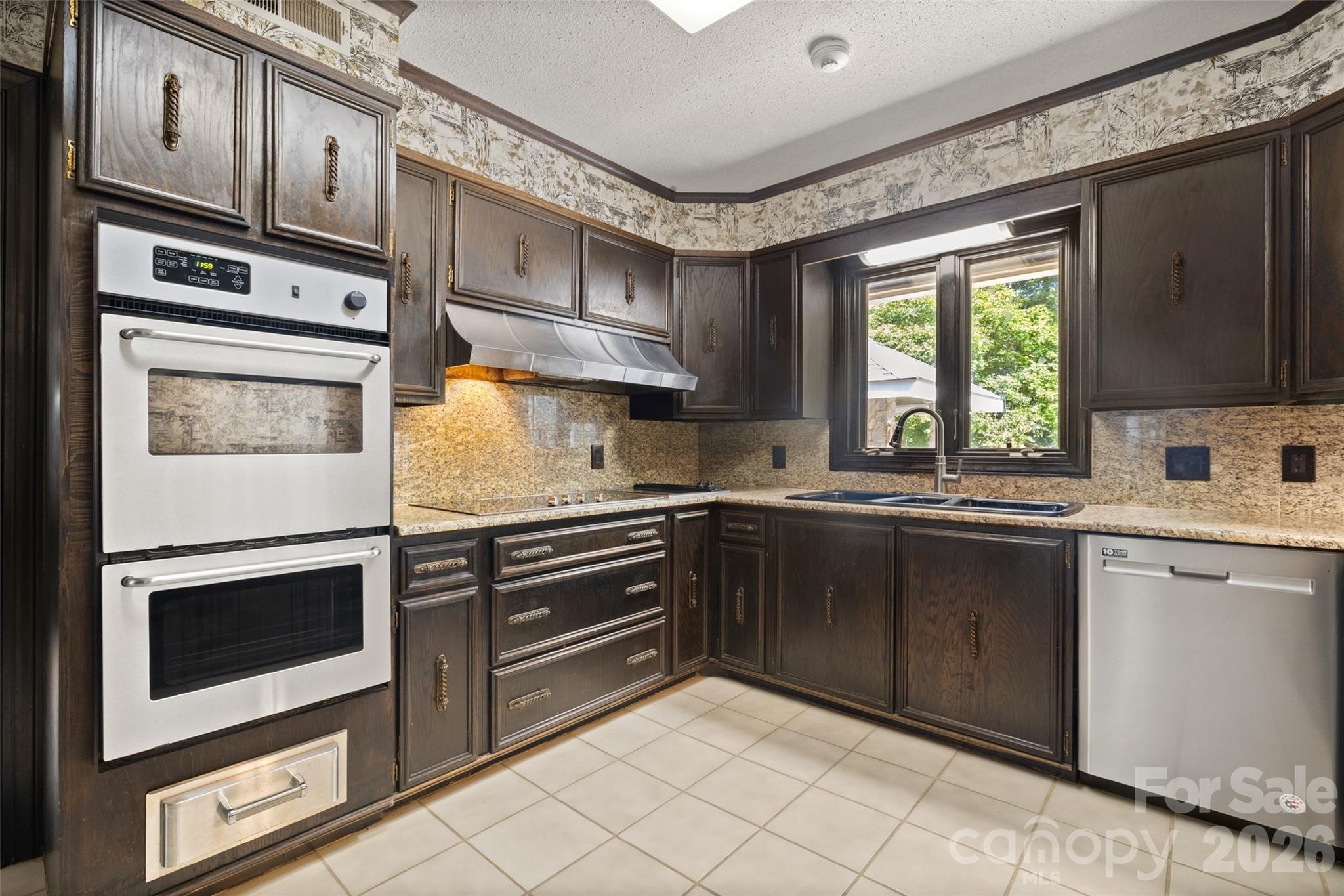 600 Fairway Drive Property Photo 7