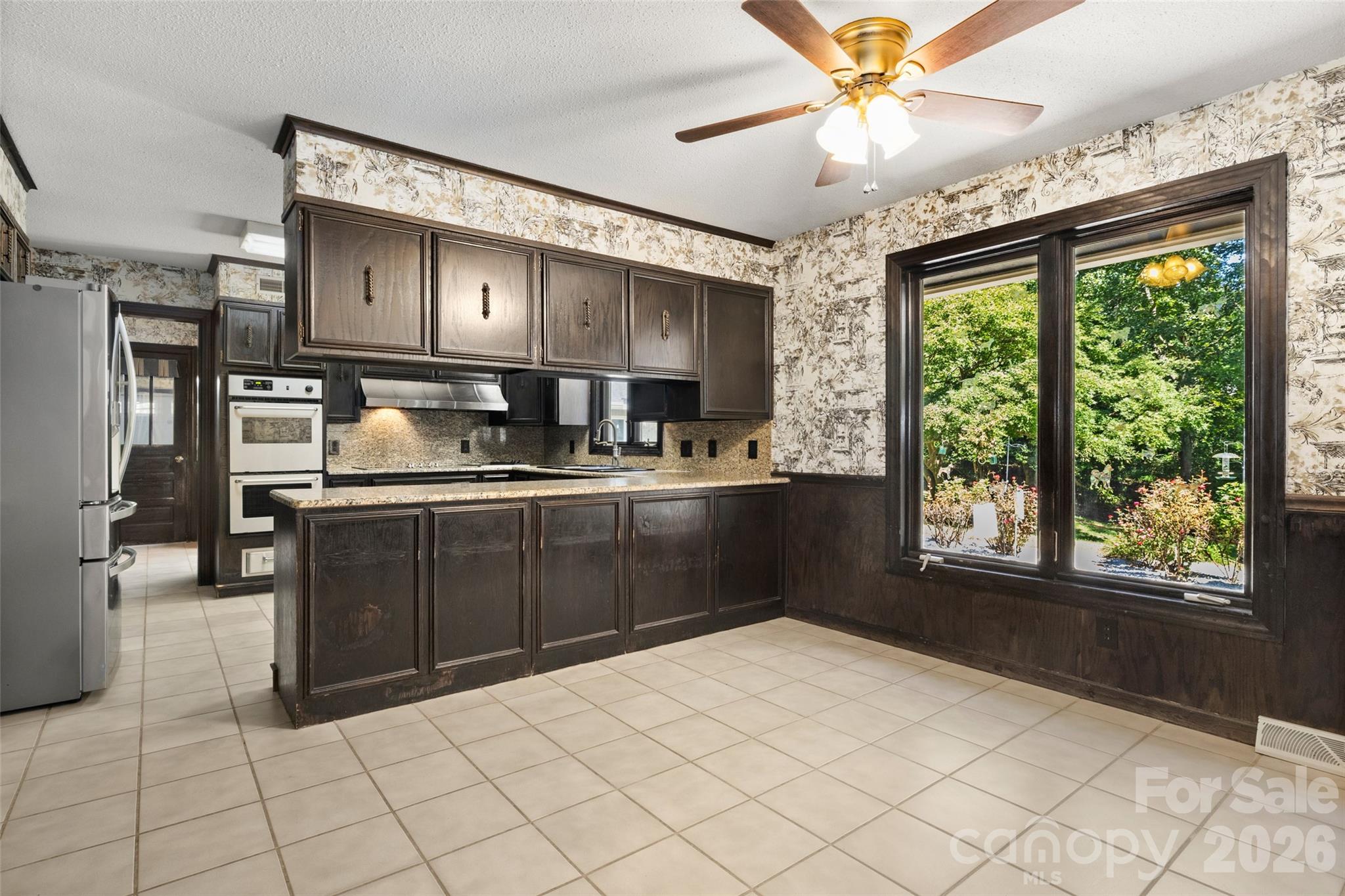 600 Fairway Drive Property Photo 9