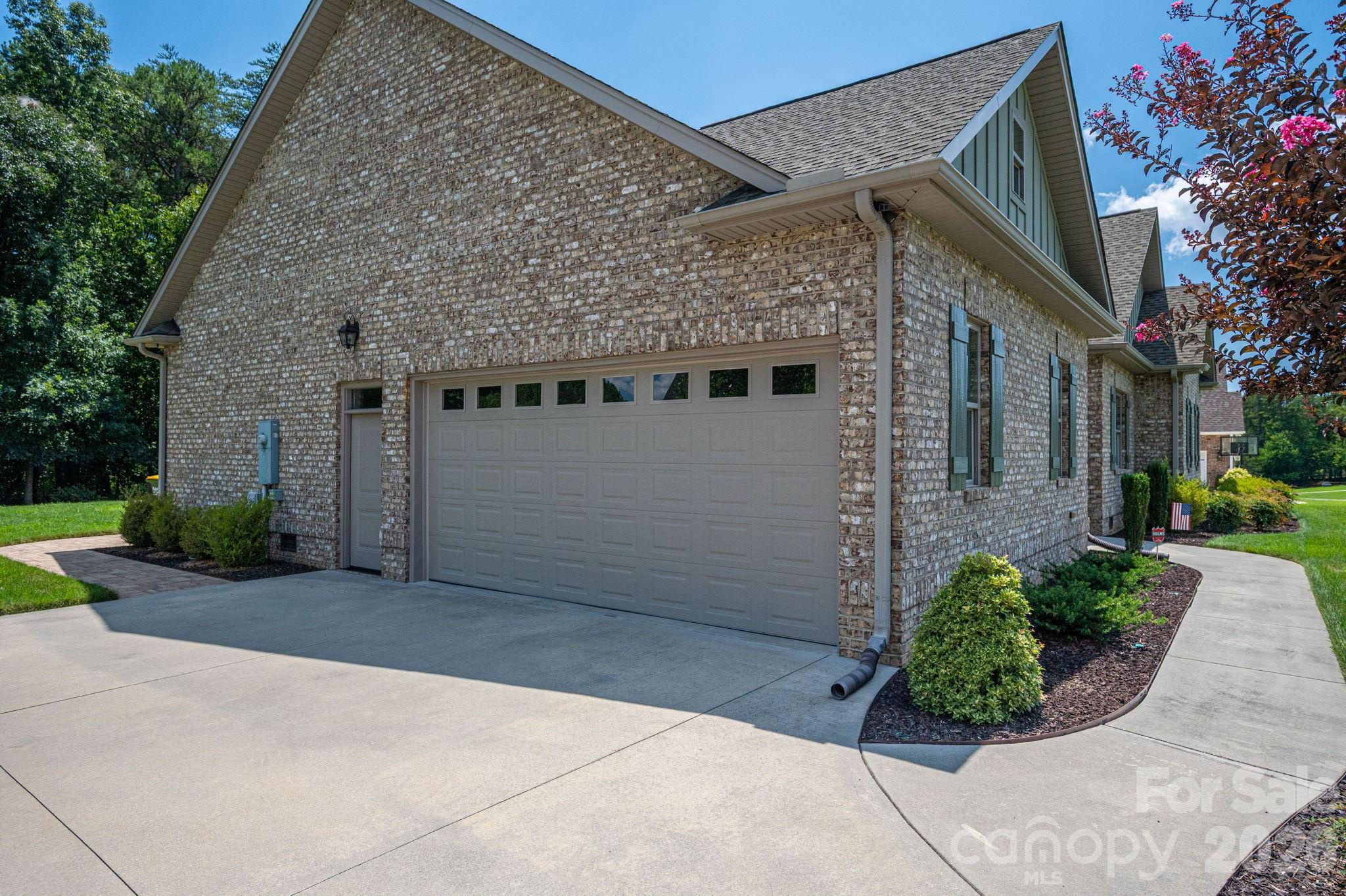 2474 Gateway Lane Property Photo 3
