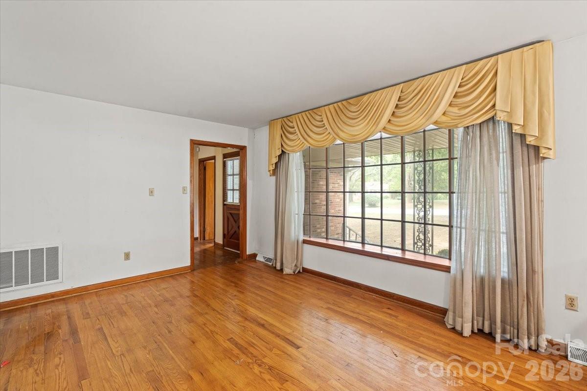 816 Clinton Avenue Property Photo 4