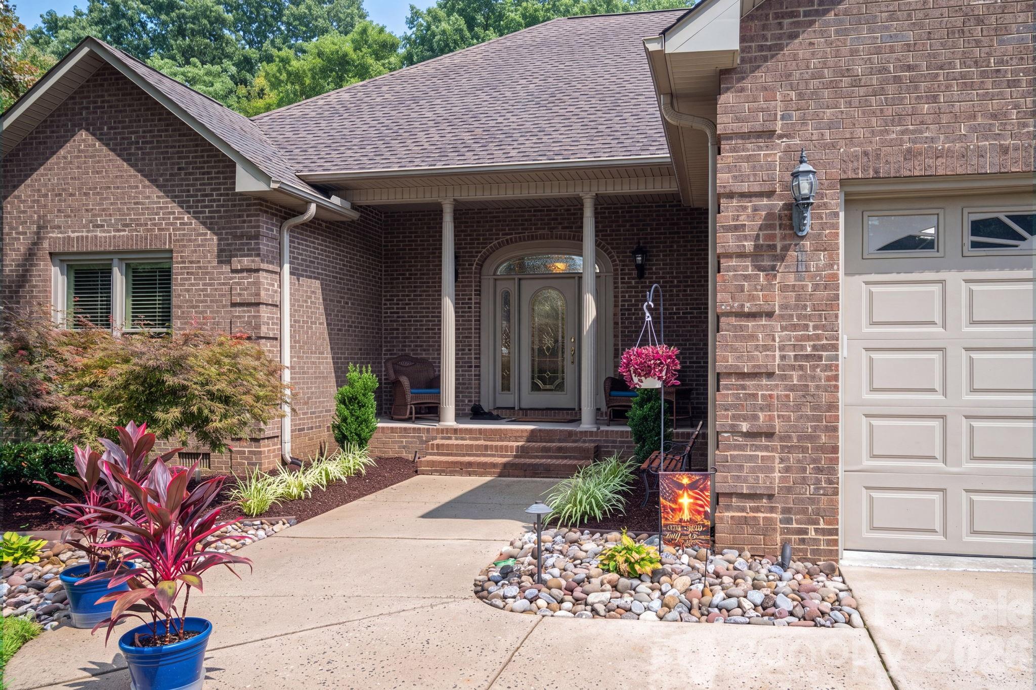 725 Hanna Woods Drive Property Photo 3