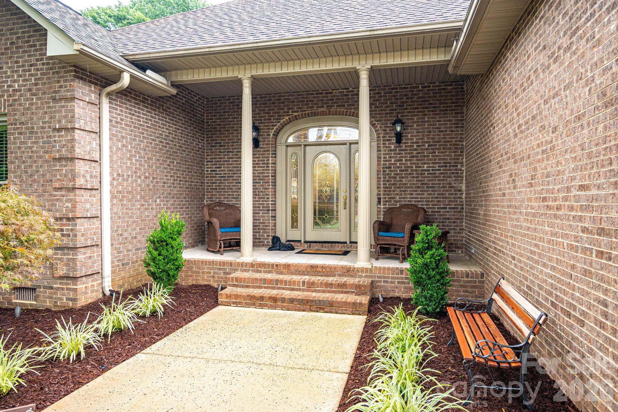 725 Hanna Woods Drive Property Photo 4