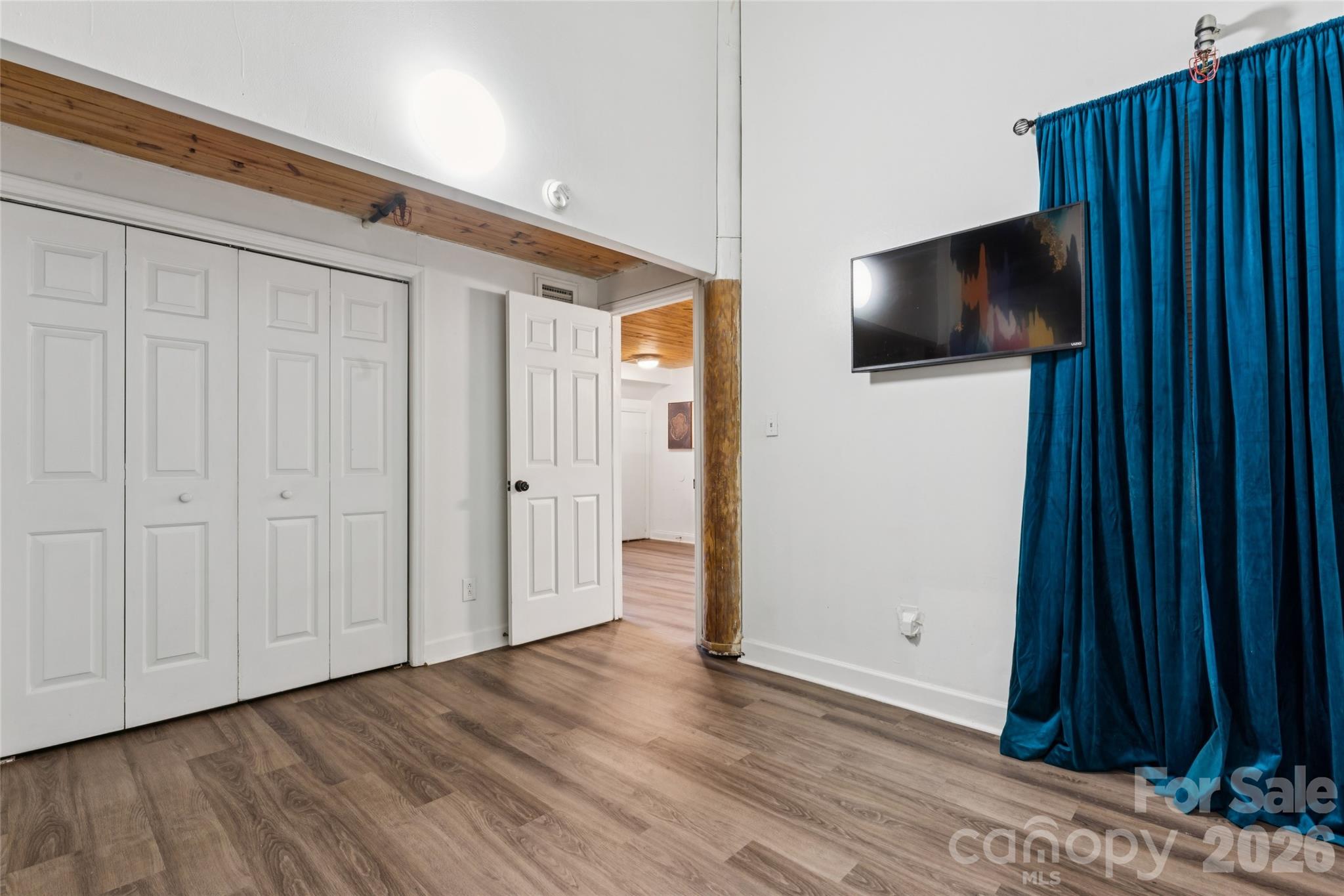 201 S Hoskins Road 111 Property Photo 13