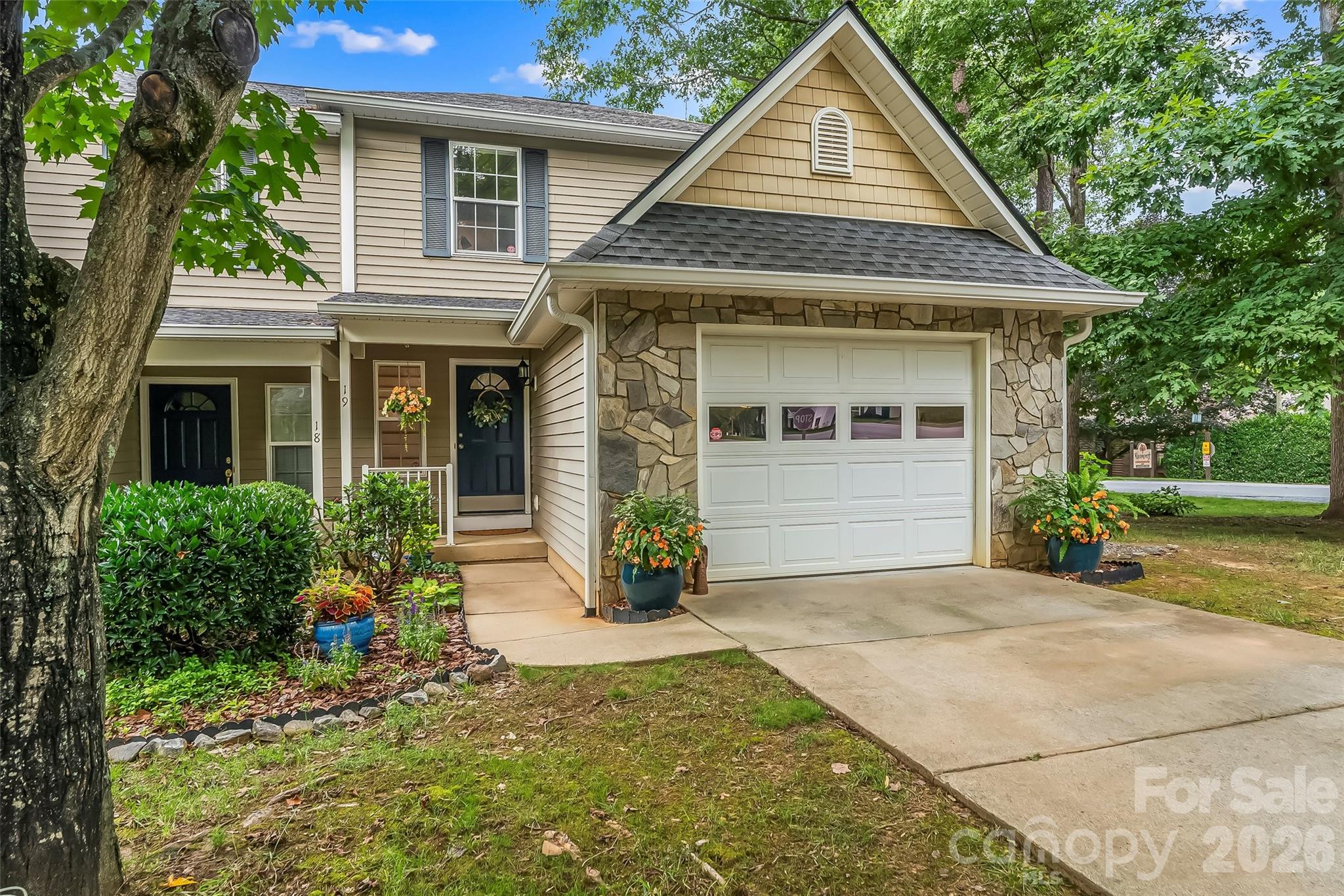 19 Willowick Drive Property Photo 2