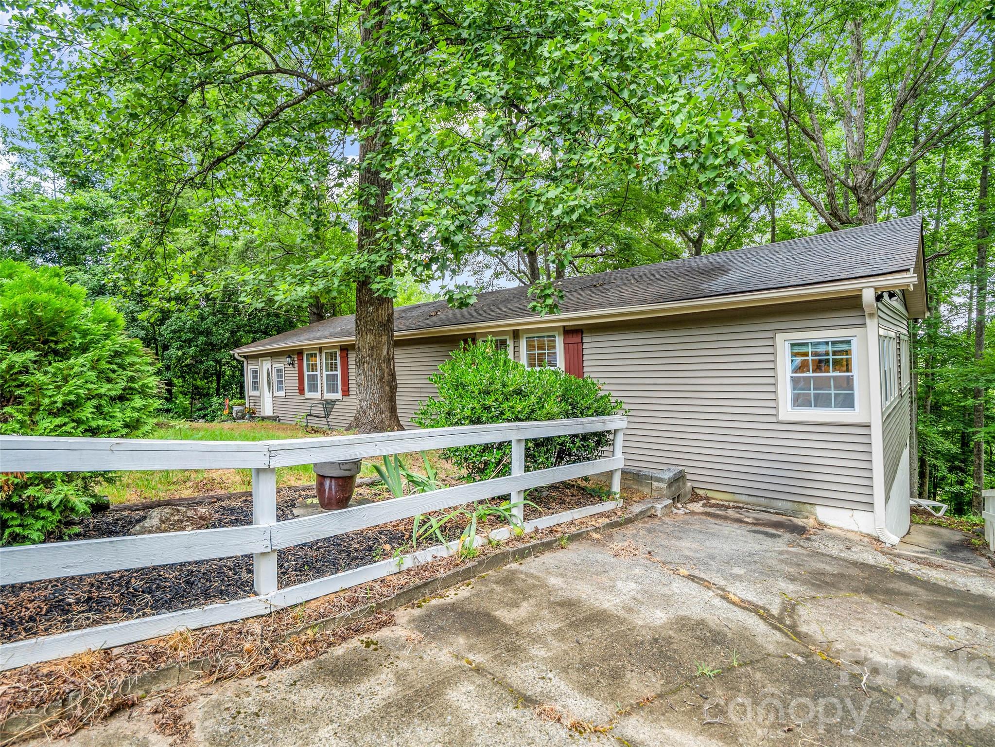 297 Chimney Cliffs Drive Property Photo 2