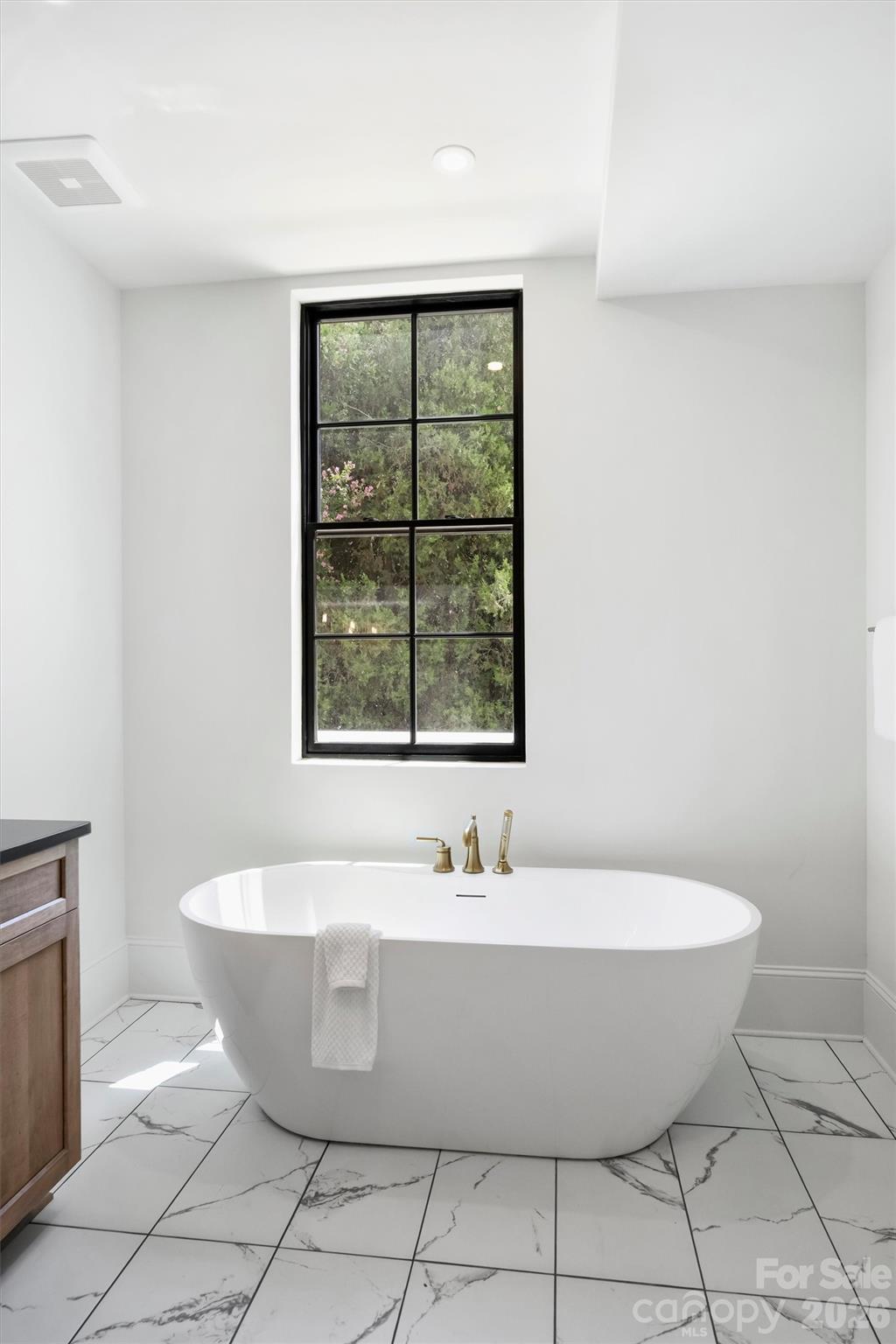 409 Queens Road 204 Property Photo 26