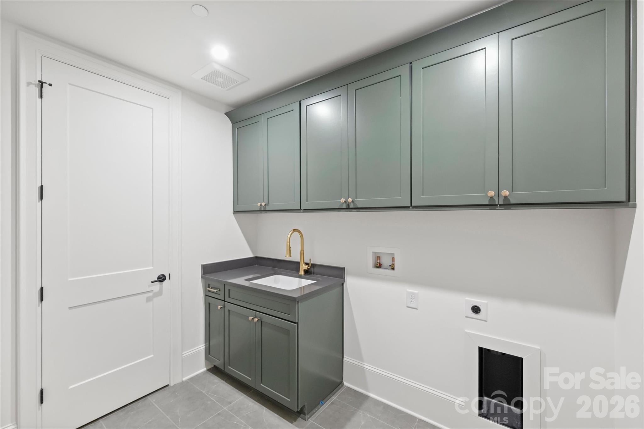 409 Queens Road 204 Property Photo 35