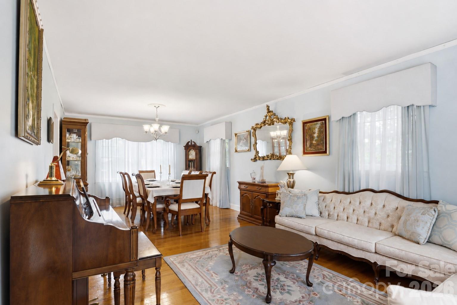 1287 Queensgate Street Property Photo 3