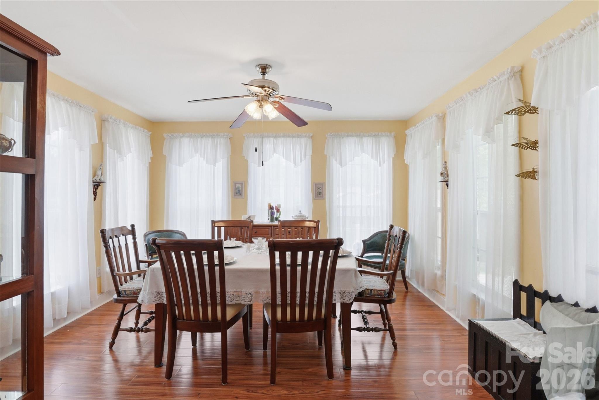1287 Queensgate Street Property Photo 6