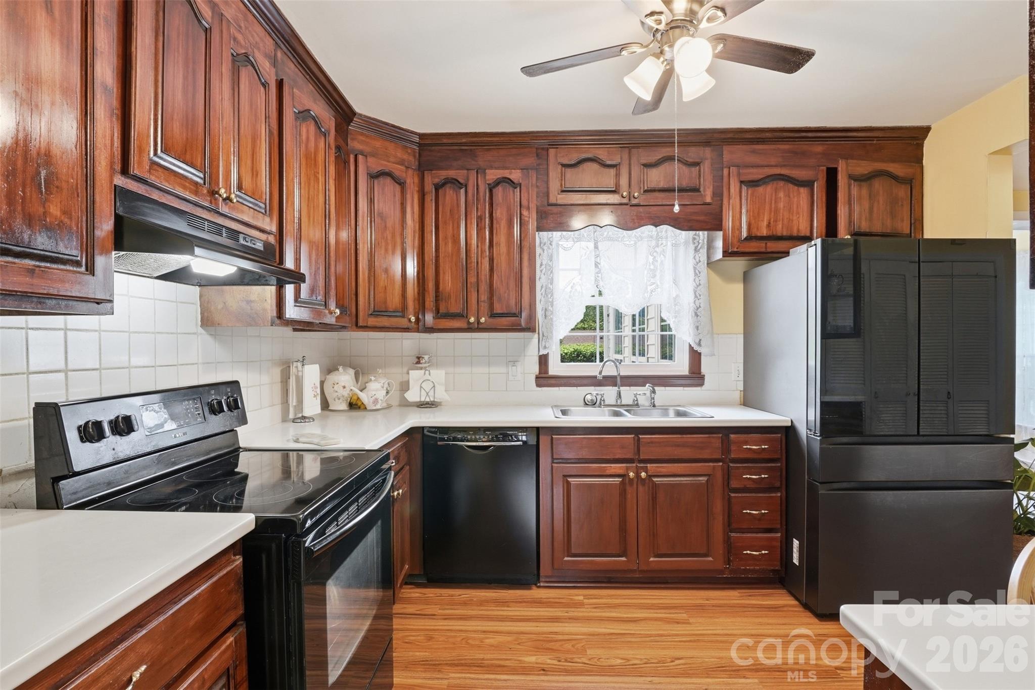 1287 Queensgate Street Property Photo 11