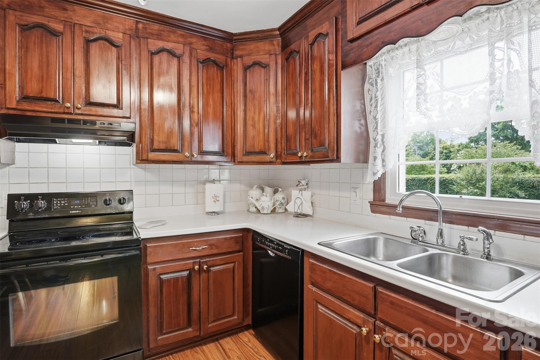 1287 Queensgate Street Property Photo 12