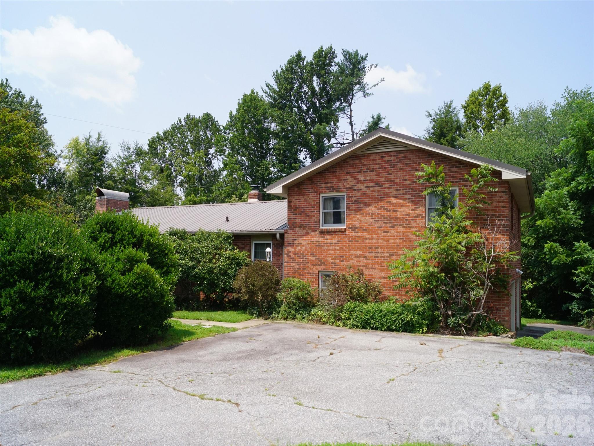 887 Upward Road Property Photo 1