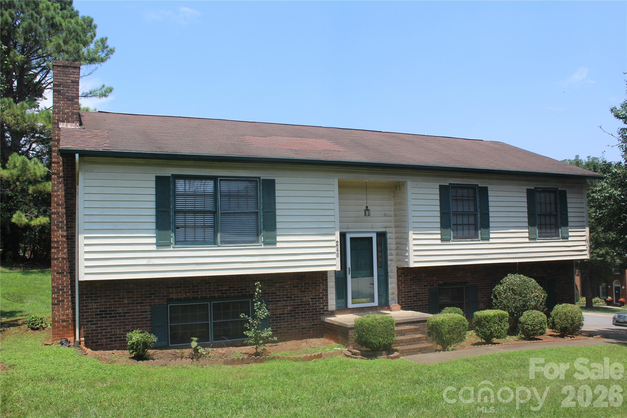 205 Inglewood Drive Property Photo 1