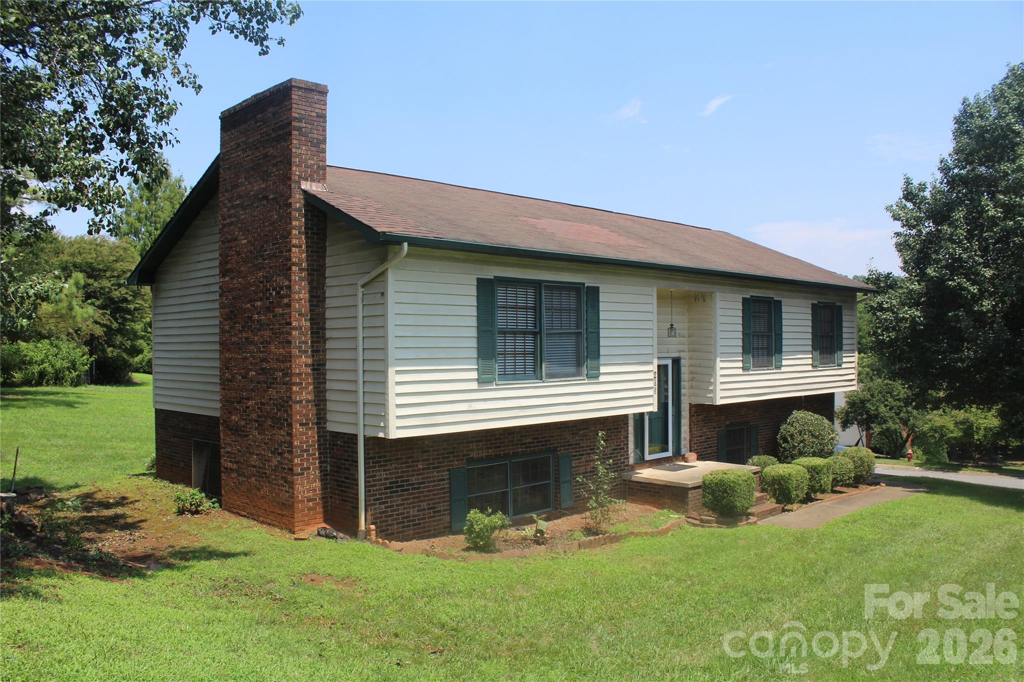 205 Inglewood Drive Property Photo 2