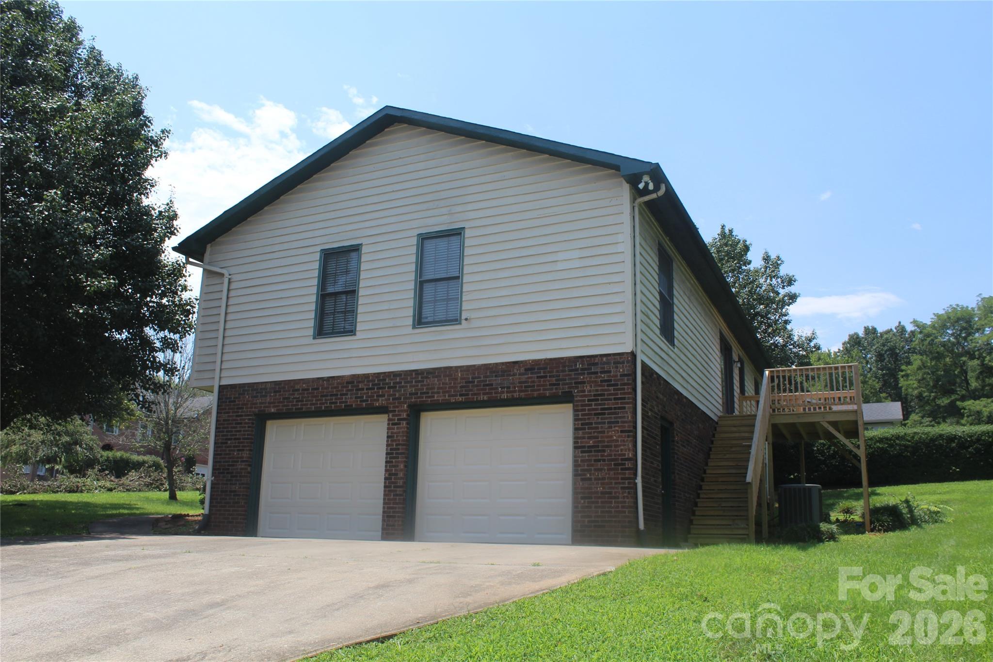 205 Inglewood Drive Property Photo 3