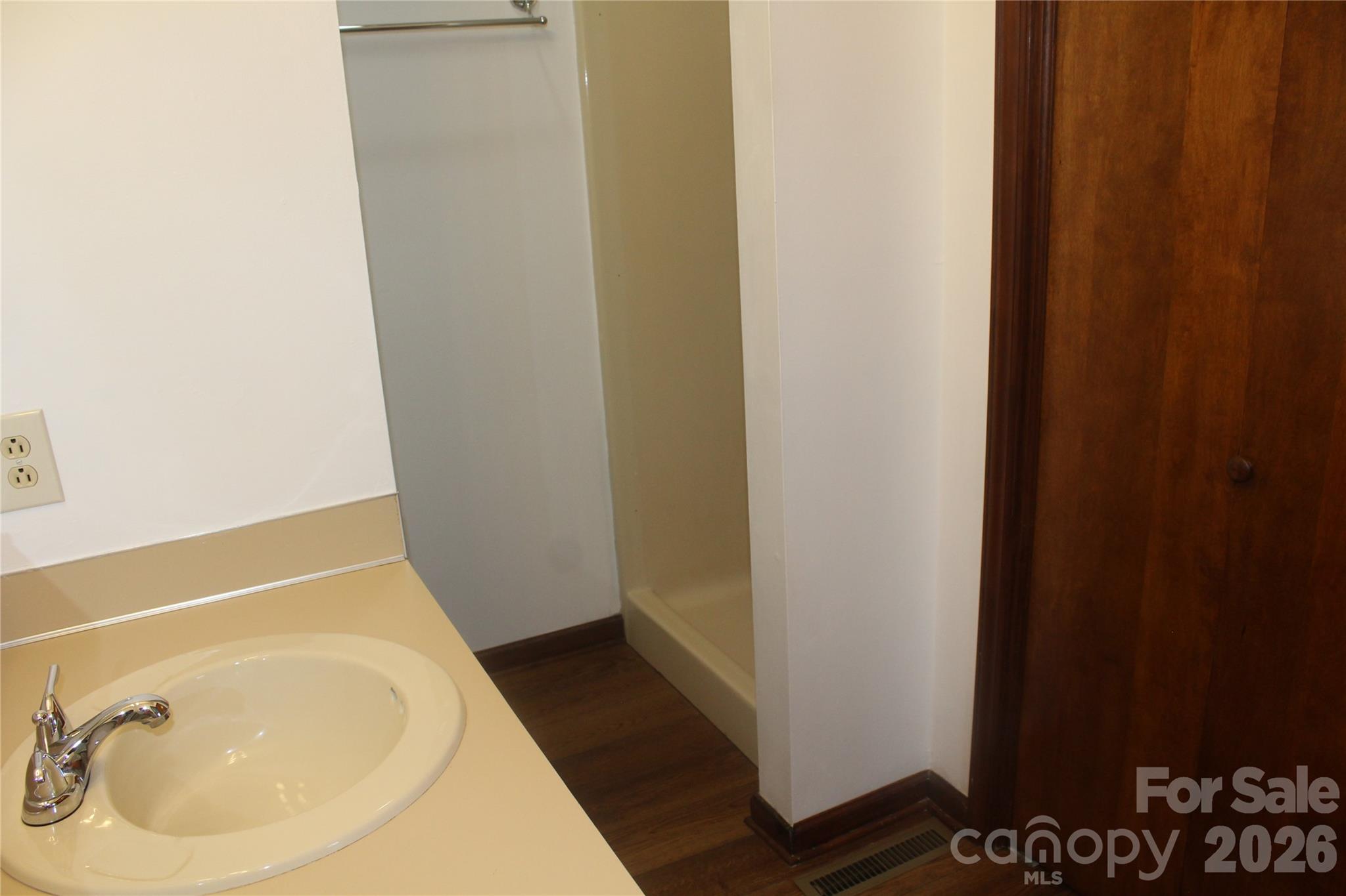 205 Inglewood Drive Property Photo 11