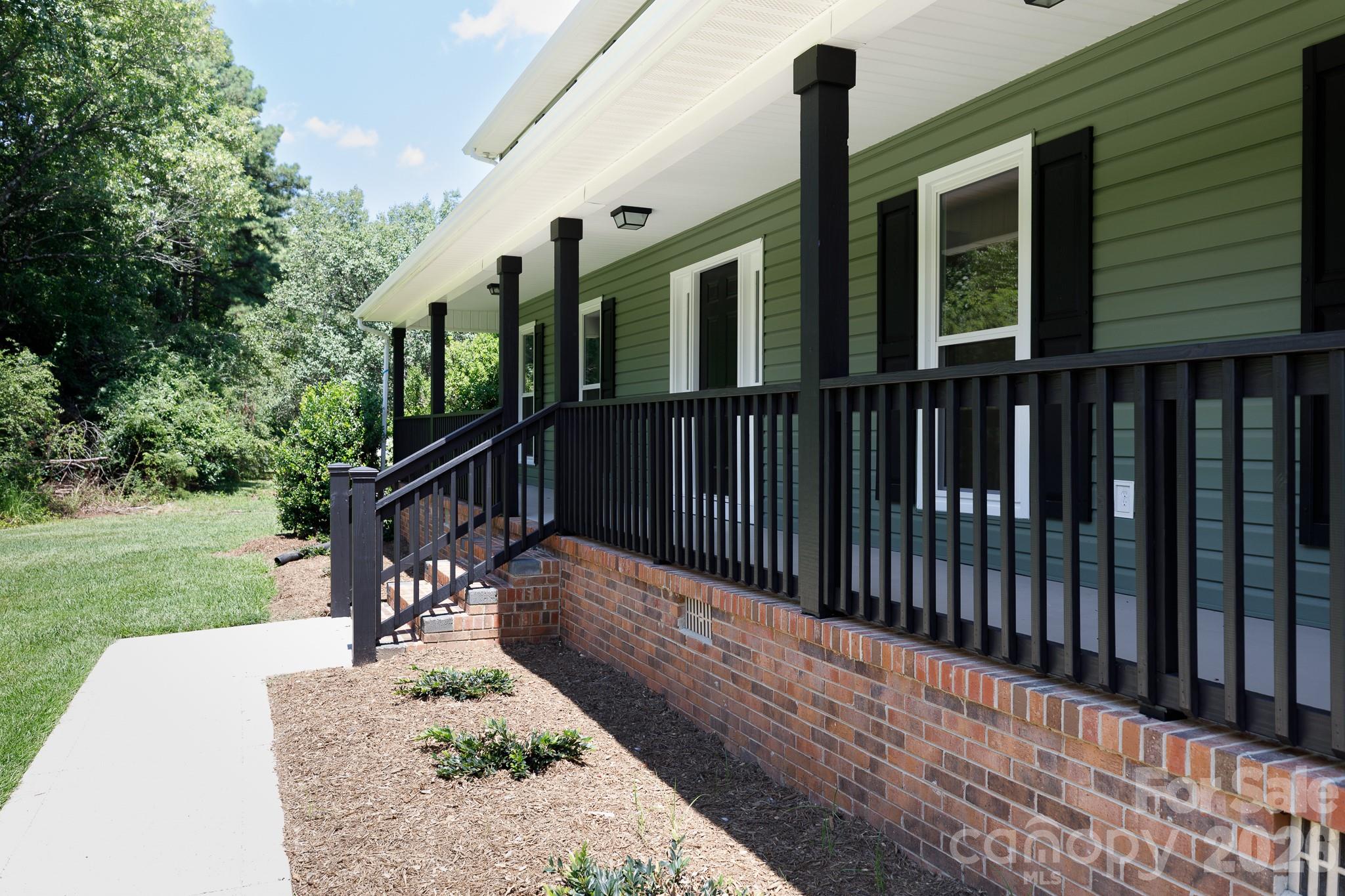 1560 Meadowdale Road Property Photo 3