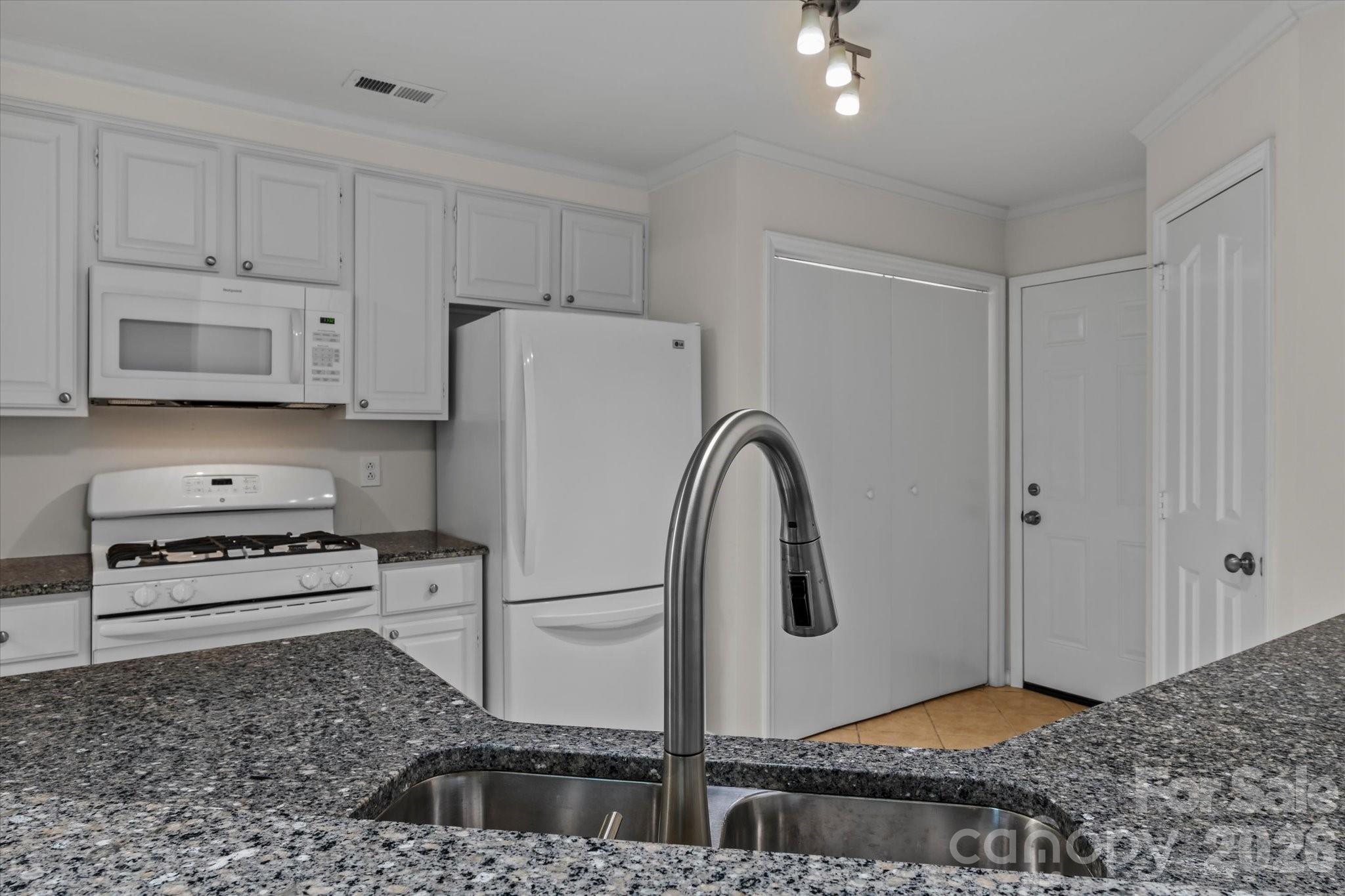 4818 Whistling Oak Court Property Photo 12