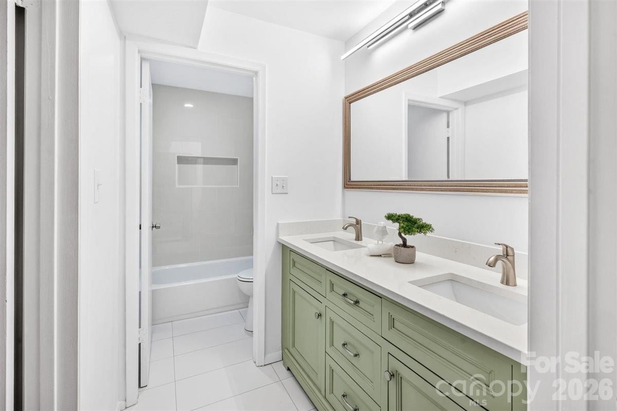 4906 Sardis Road D Property Photo 6