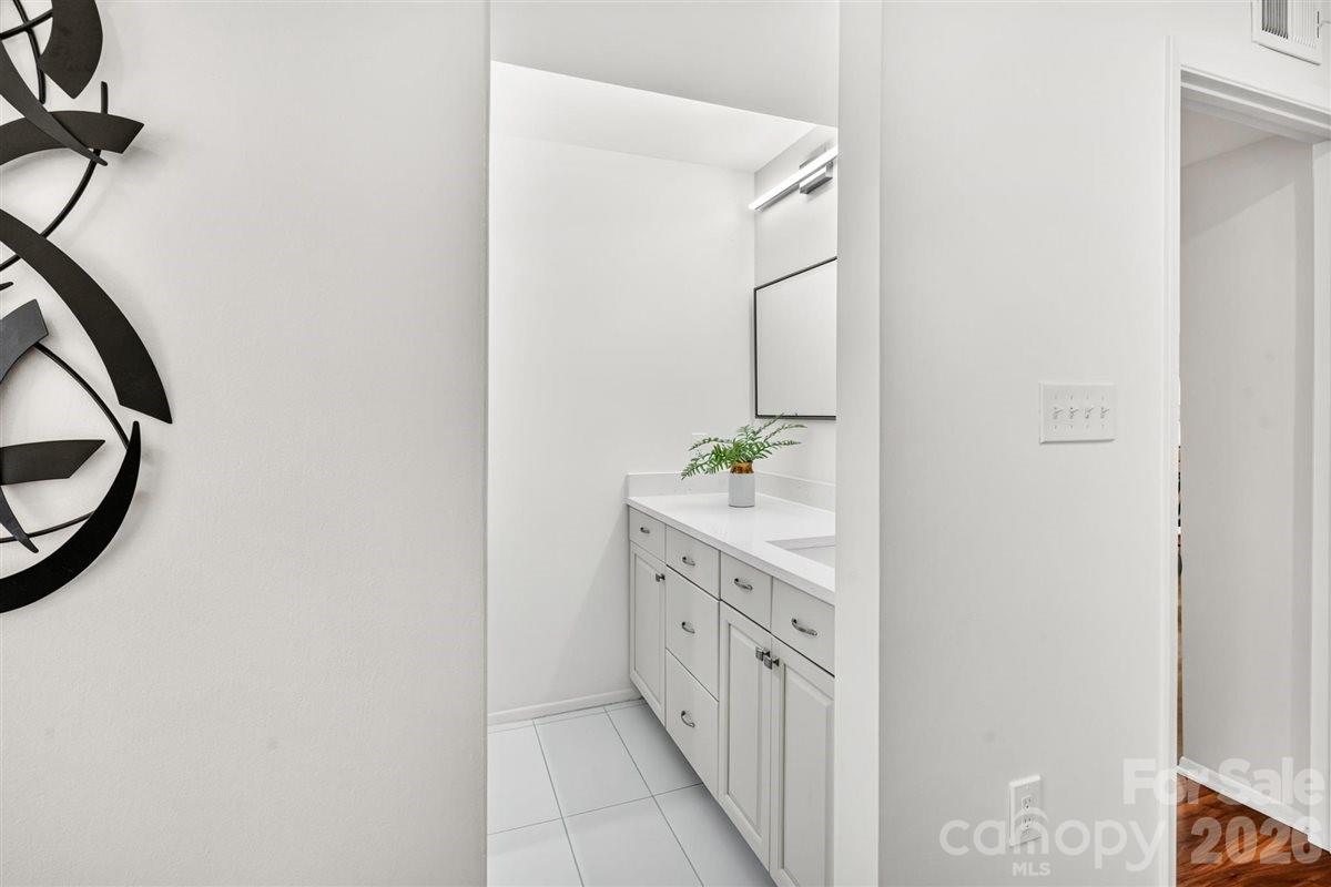 4906 Sardis Road D Property Photo 11