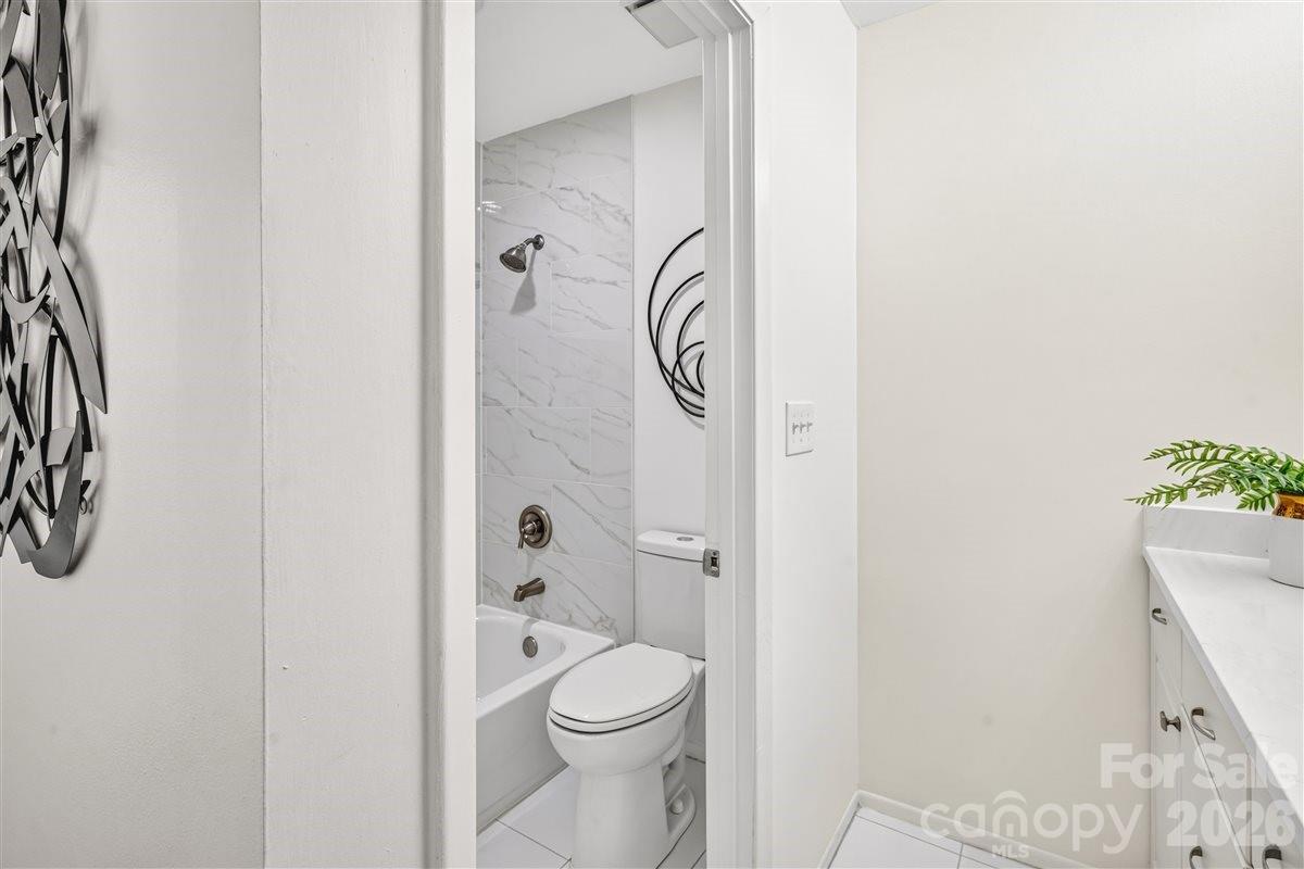 4906 Sardis Road D Property Photo 12