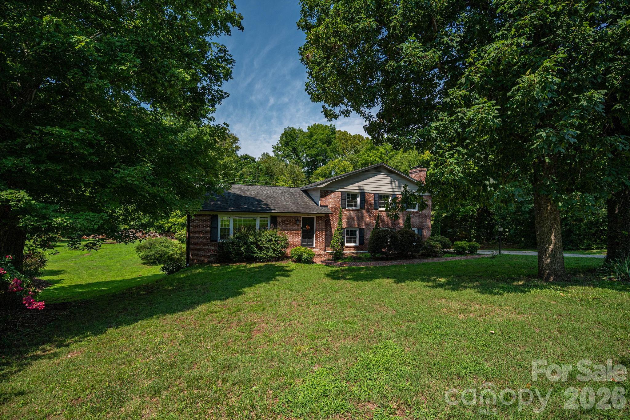 304 Windsor Drive Property Photo 1