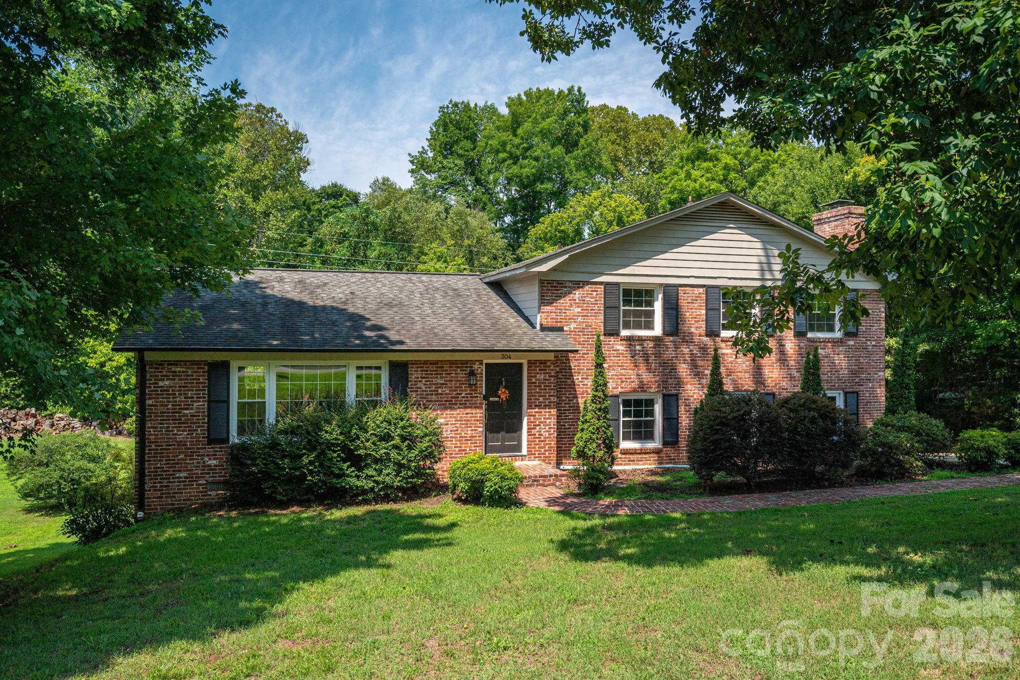 304 Windsor Drive Property Photo 2