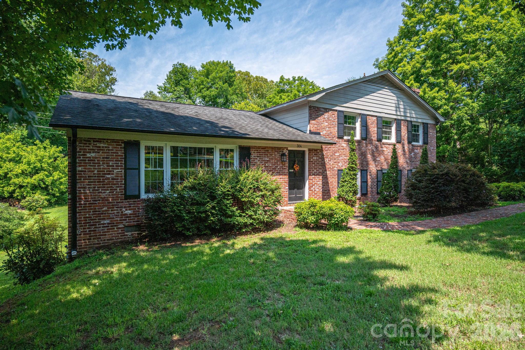 304 Windsor Drive Property Photo 3