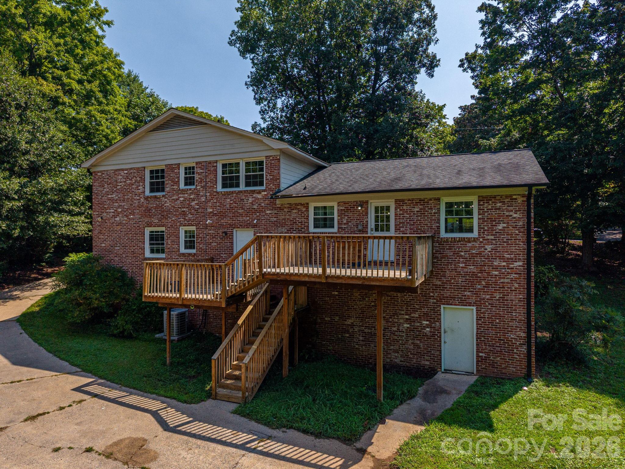304 Windsor Drive Property Photo 3