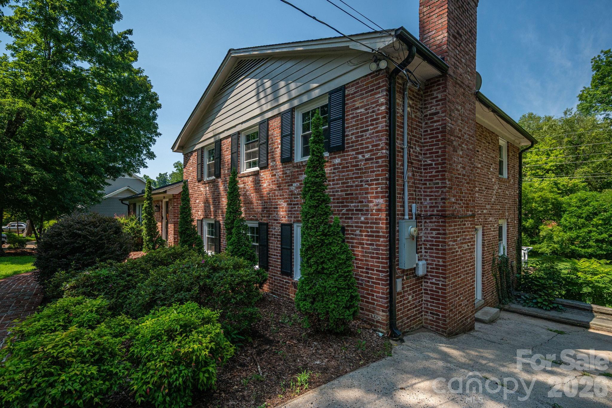 304 Windsor Drive Property Photo 4