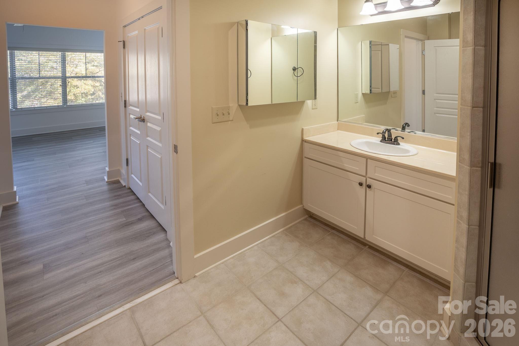 9 Kenilworth Knoll 207 Property Photo 9