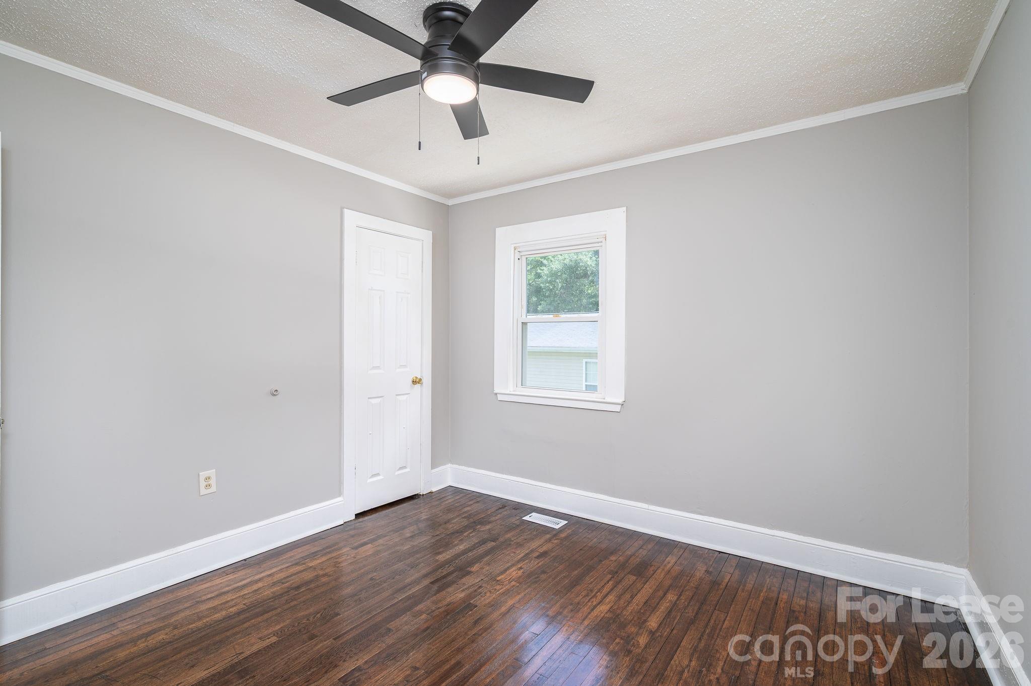 913 Edgemont Avenue Property Photo 3
