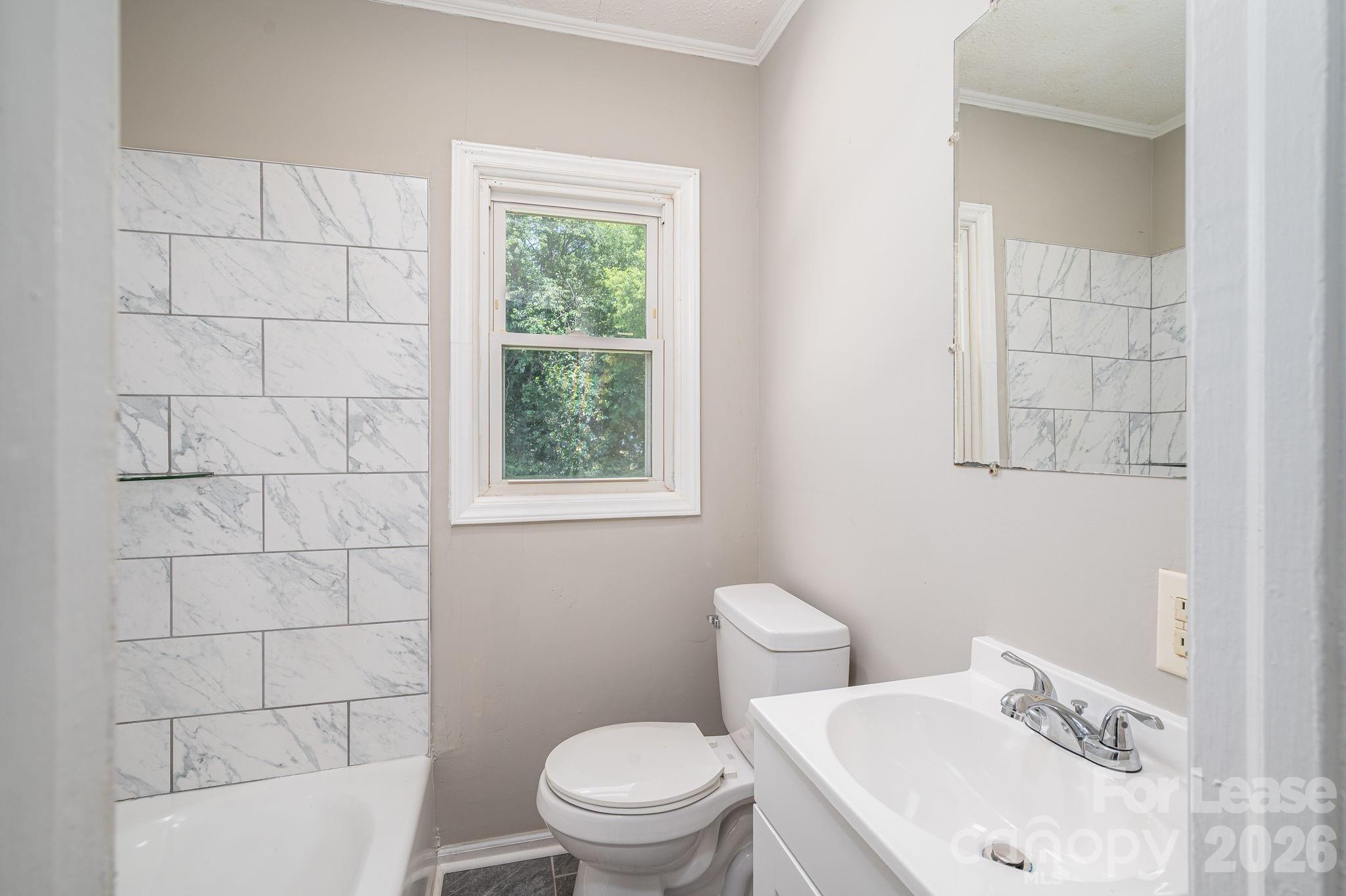 913 Edgemont Avenue Property Photo 4