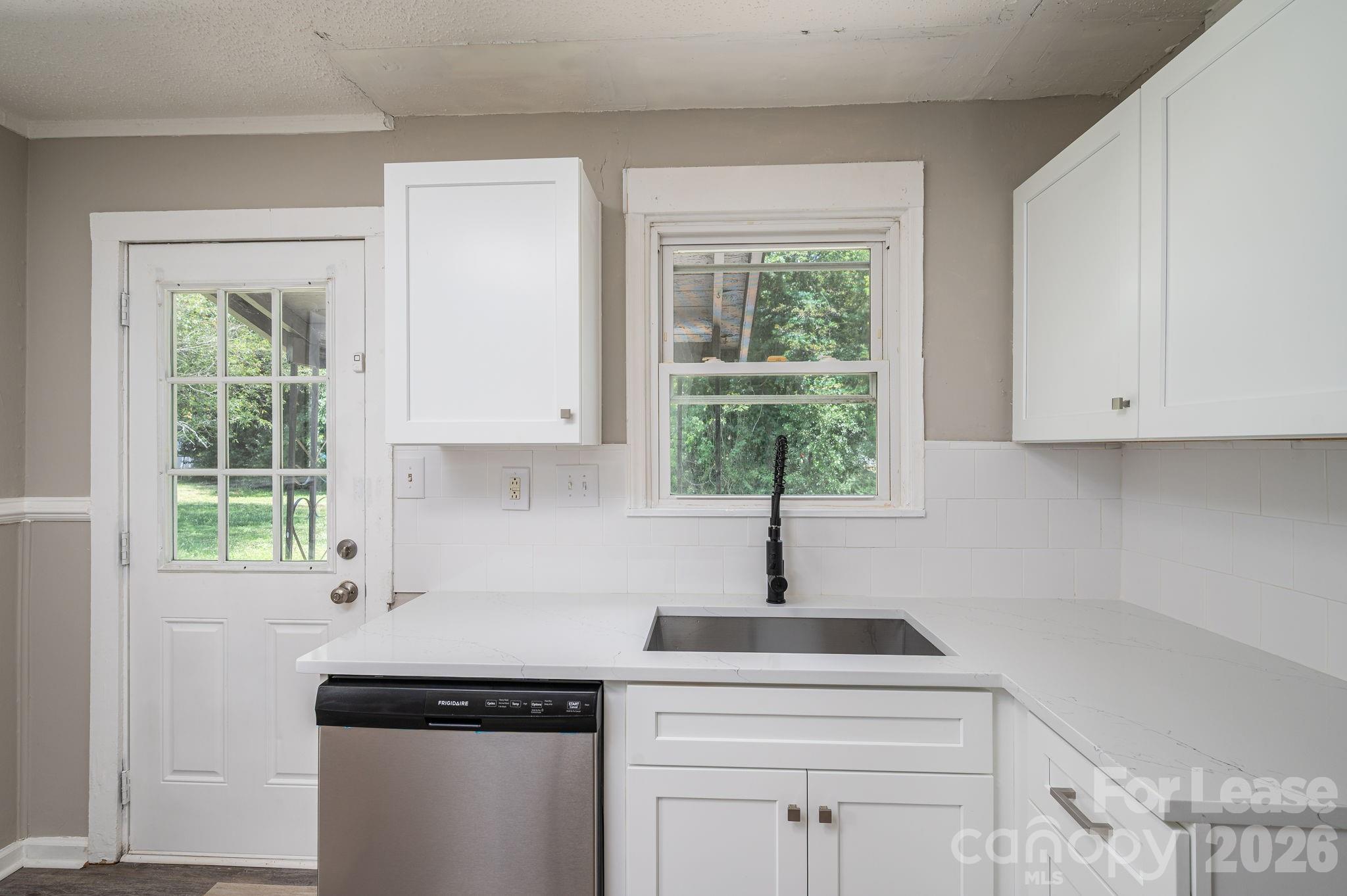 913 Edgemont Avenue Property Photo 6