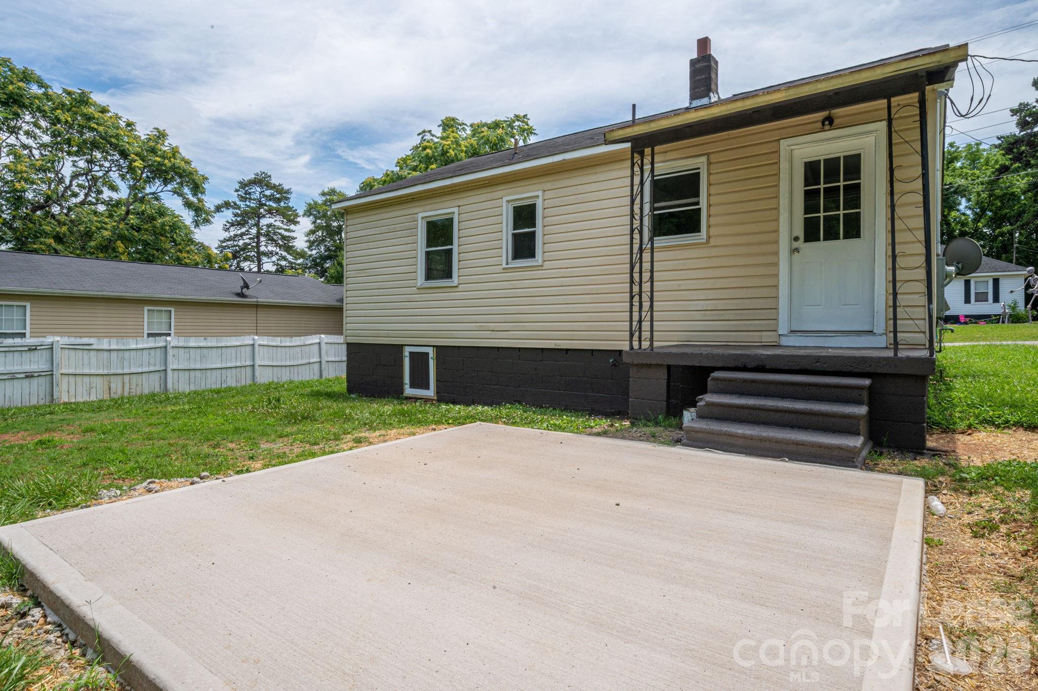 913 Edgemont Avenue Property Photo 8