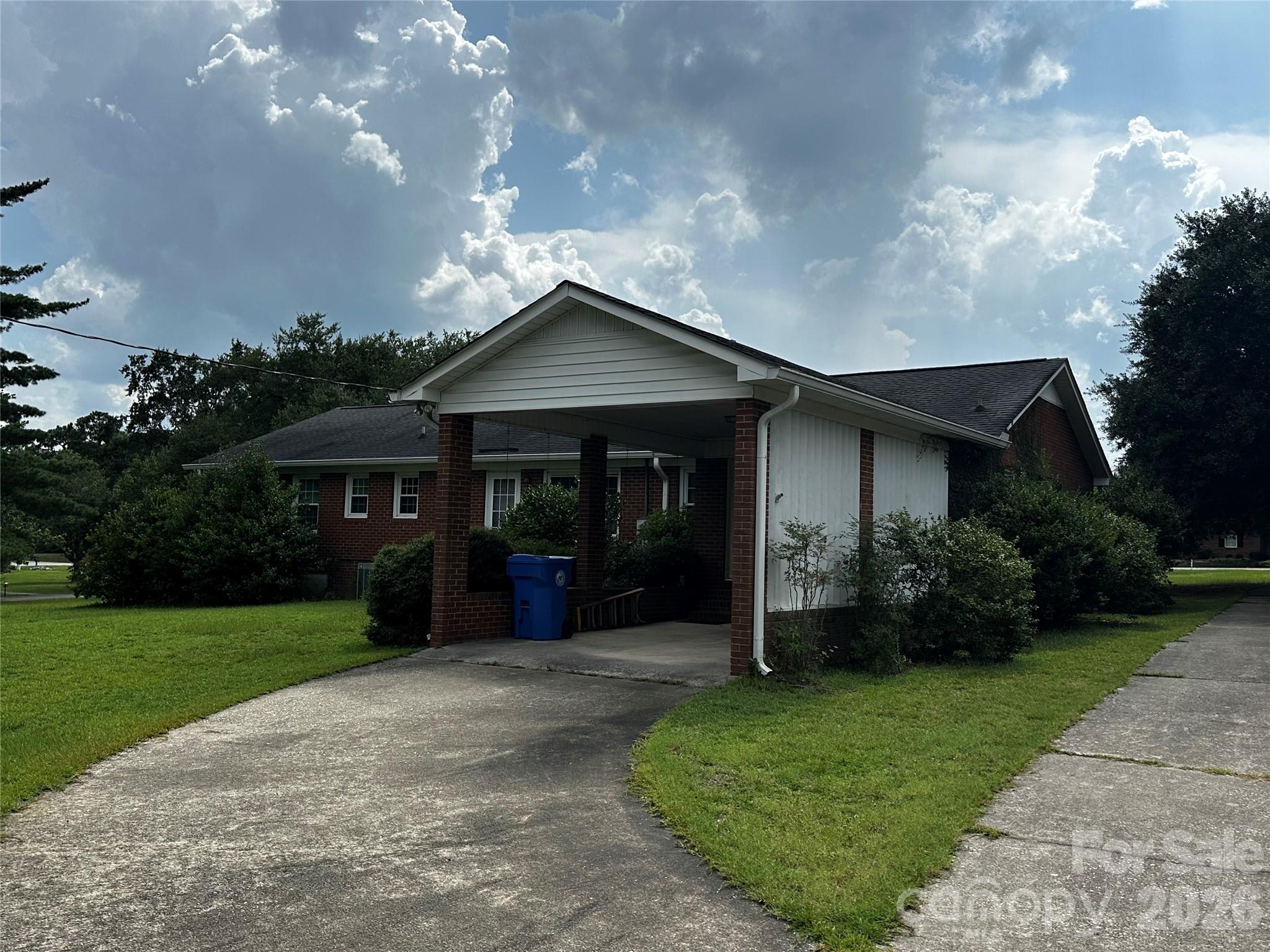 401 S Hickory Street Property Photo 3