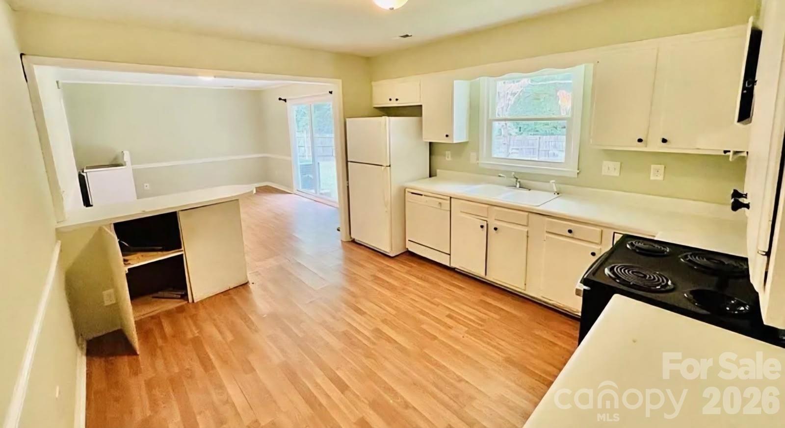 4824 Farm Pond Lane Property Photo 2