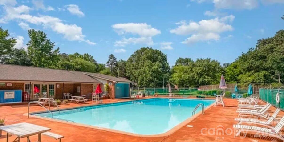 4824 Farm Pond Lane Property Photo 10
