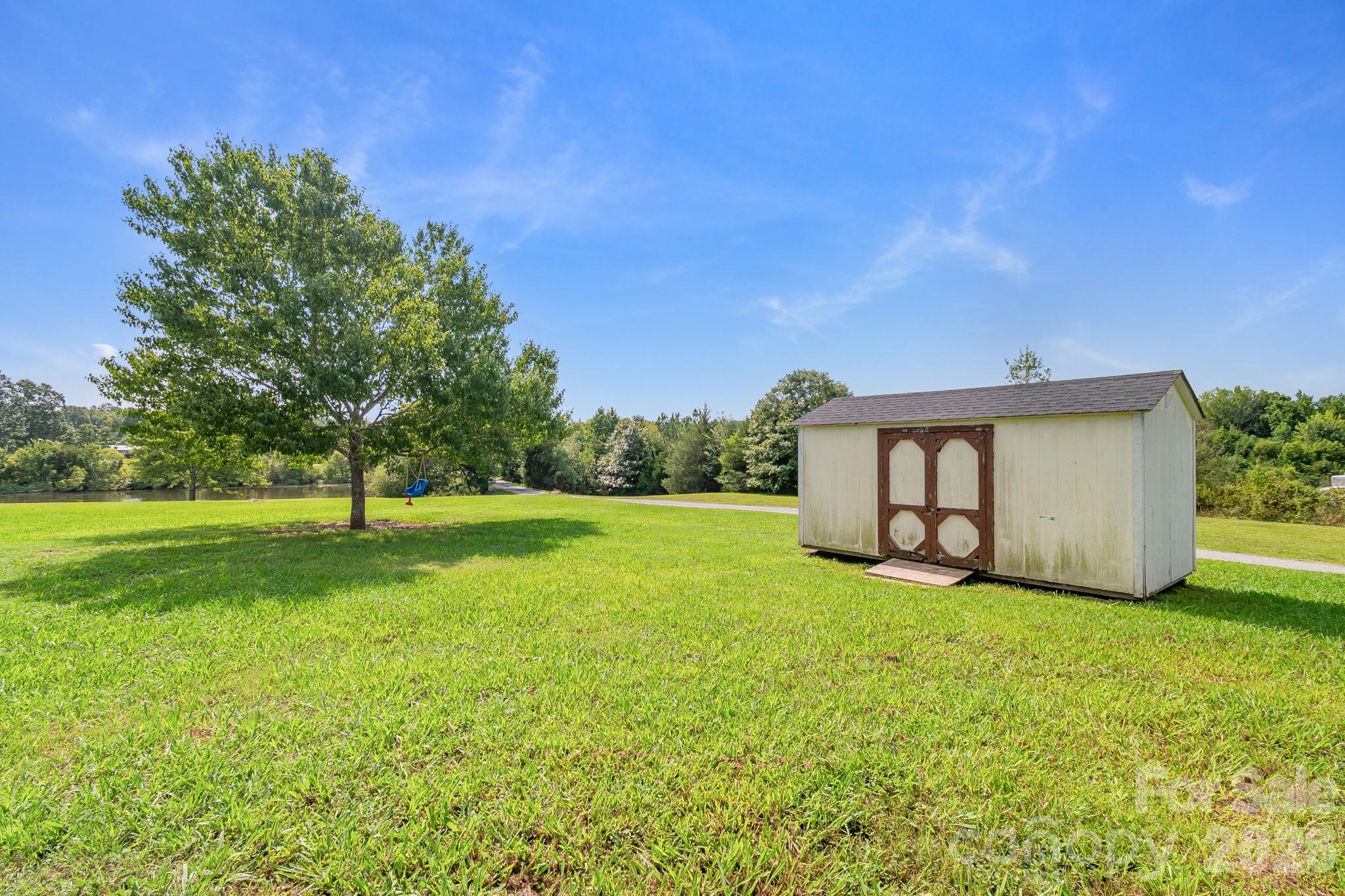 2412 Walnut Road Property Photo 27