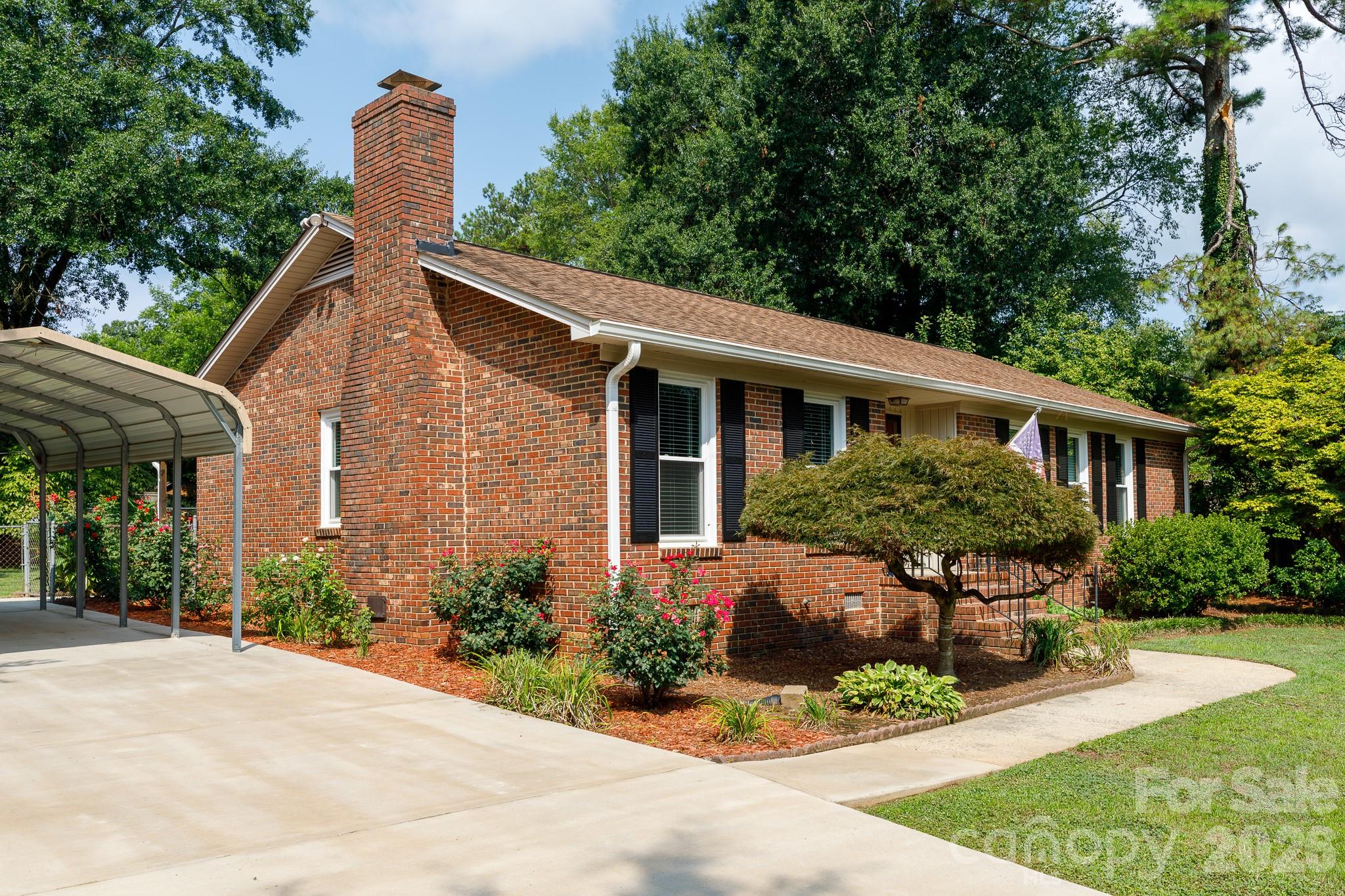 1667 Heatherhill Road Property Photo 2