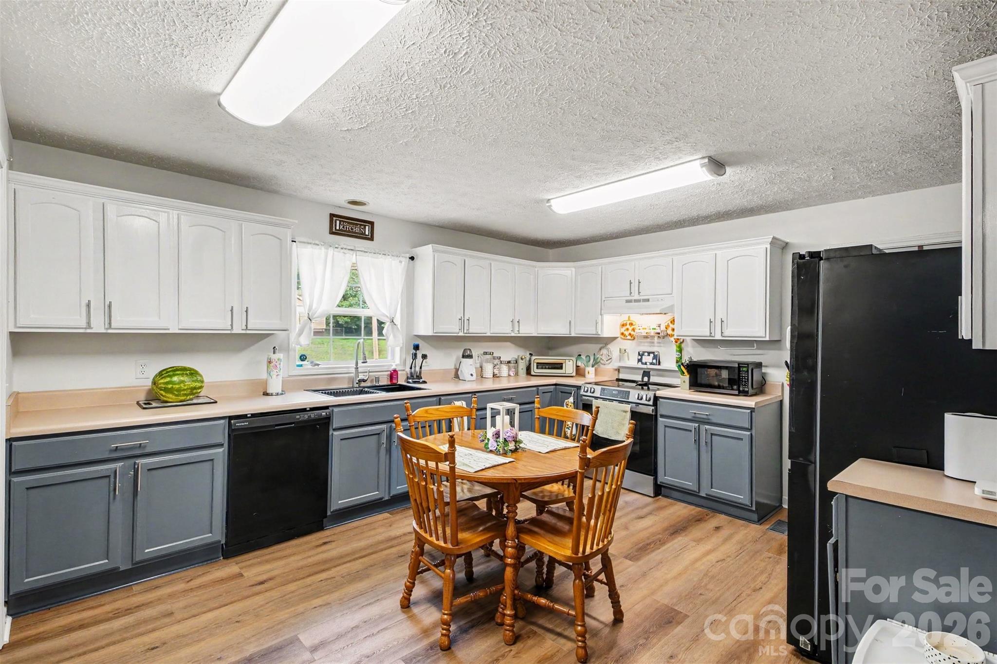 409 Baker Street Property Photo 11