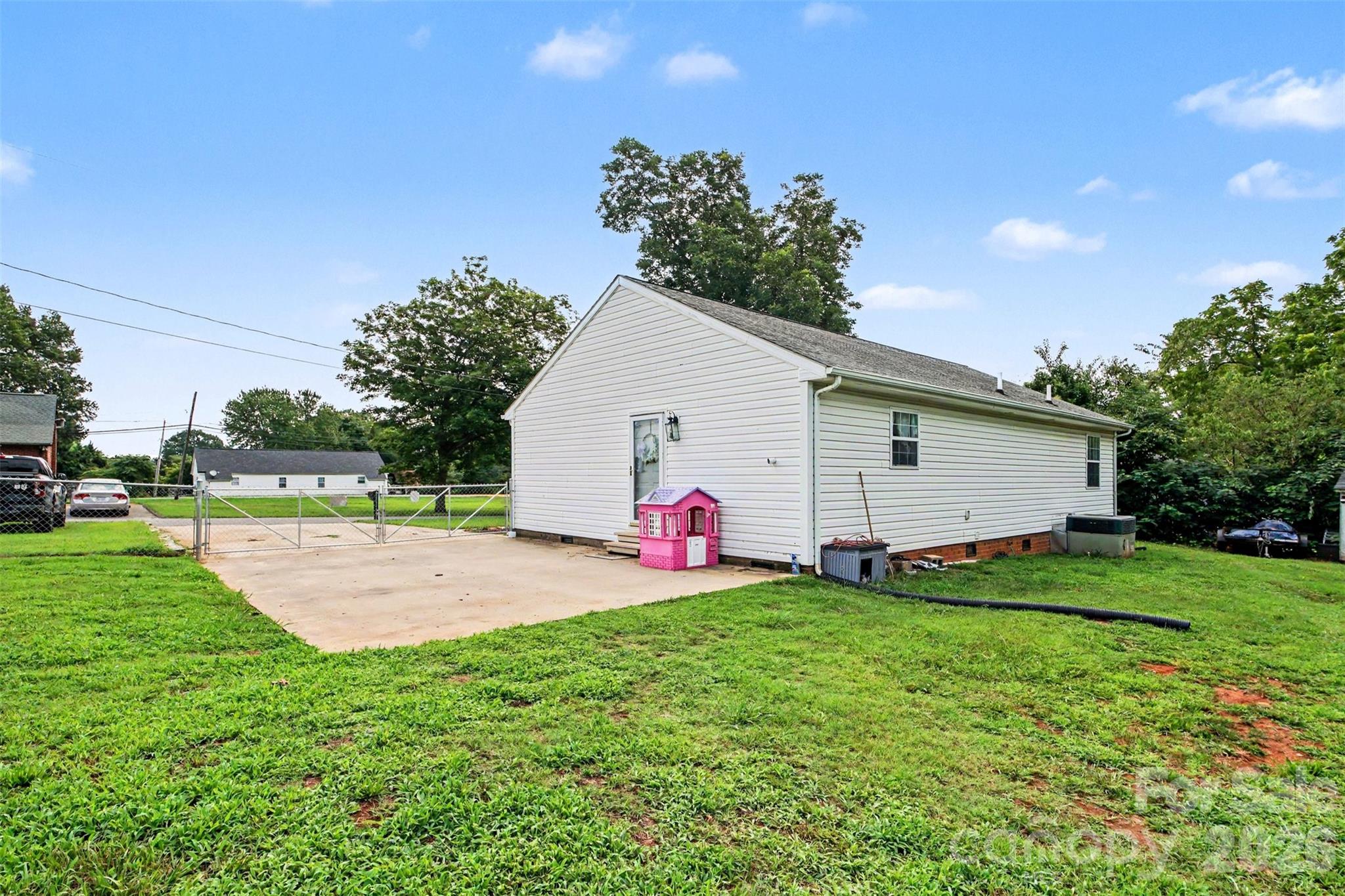 409 Baker Street Property Photo 27