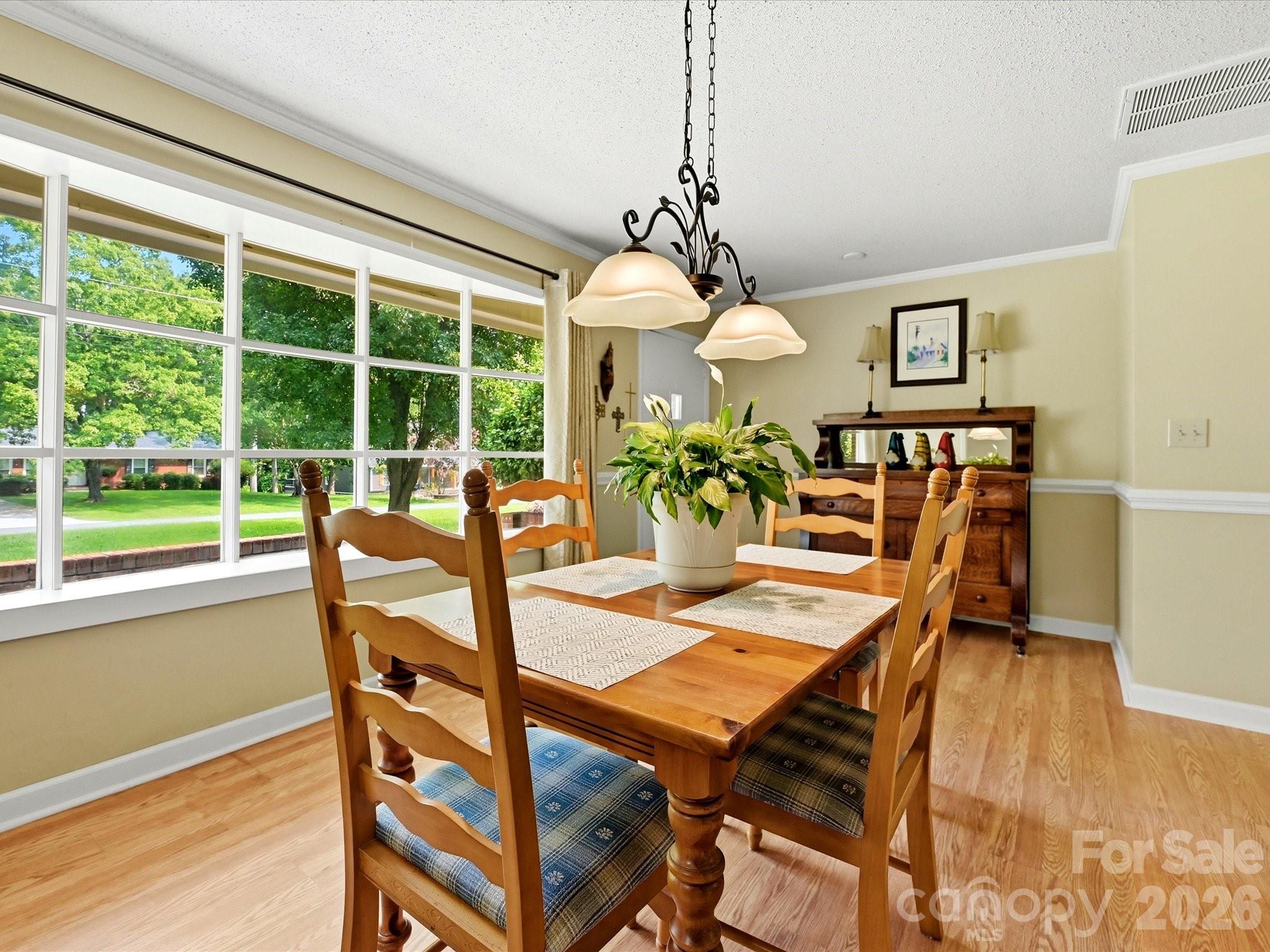 8812 Crestwood Drive Property Photo 6