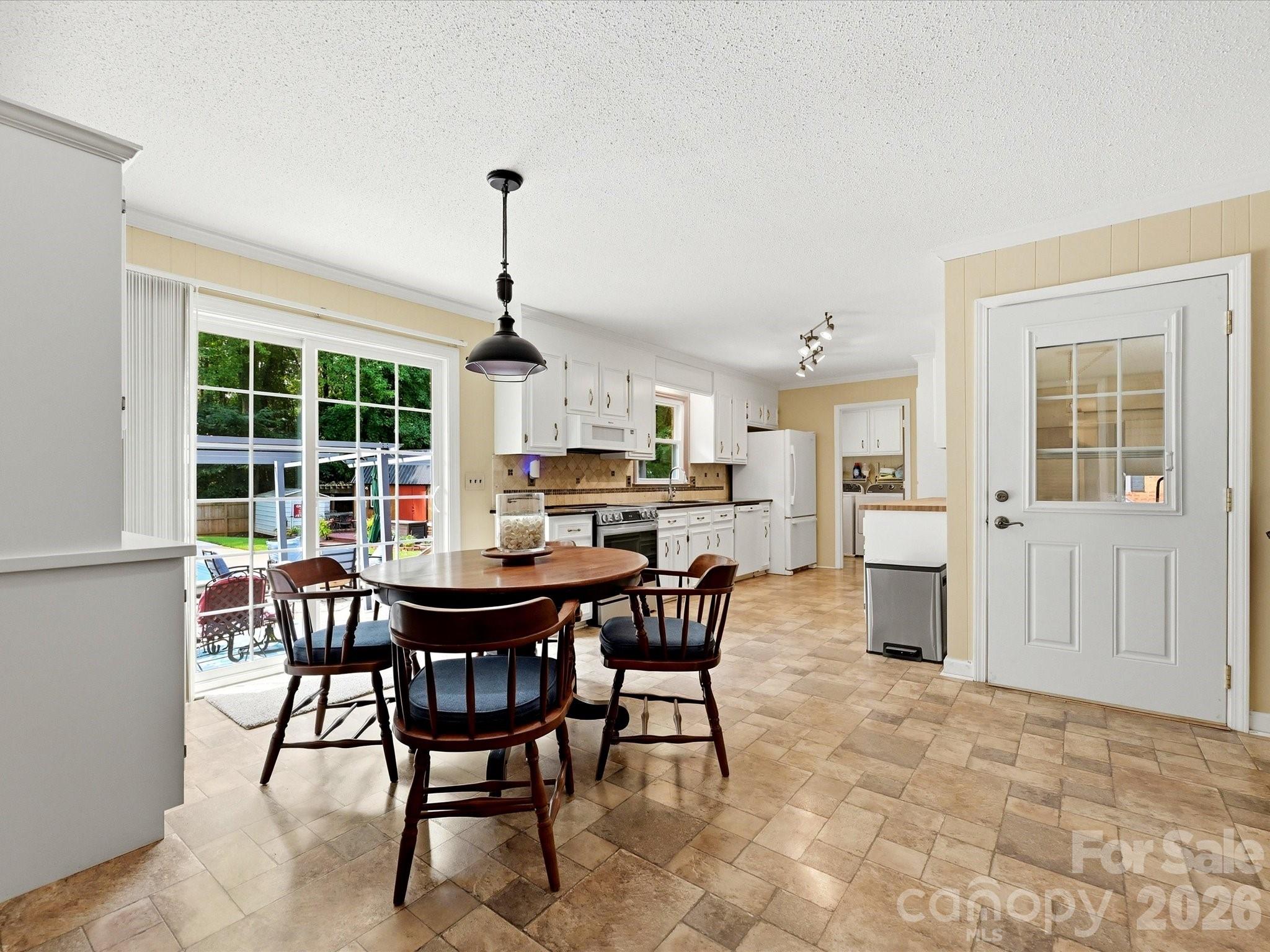 8812 Crestwood Drive Property Photo 13