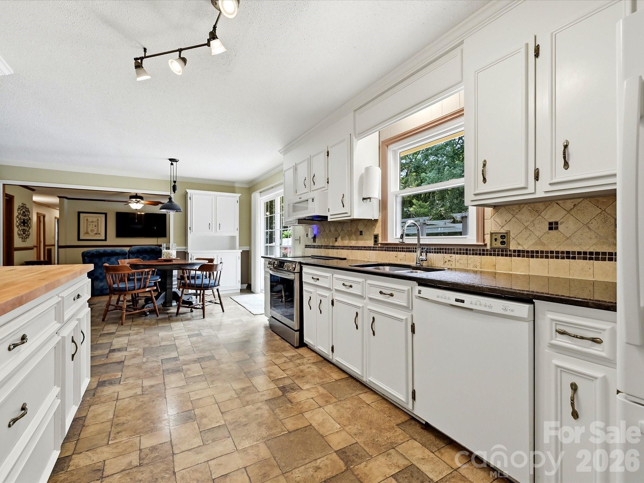 8812 Crestwood Drive Property Photo 16